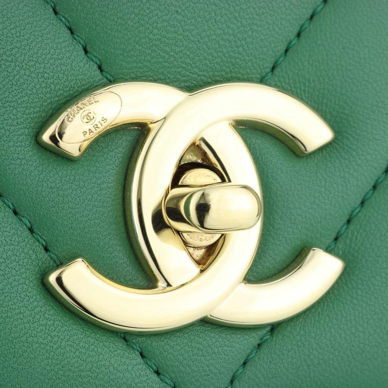 CHANEL Trendy CC Bag Small Chevron Green Lambskin Gold Hardware 2019 In Good Condition For Sale In Huddersfield, GB