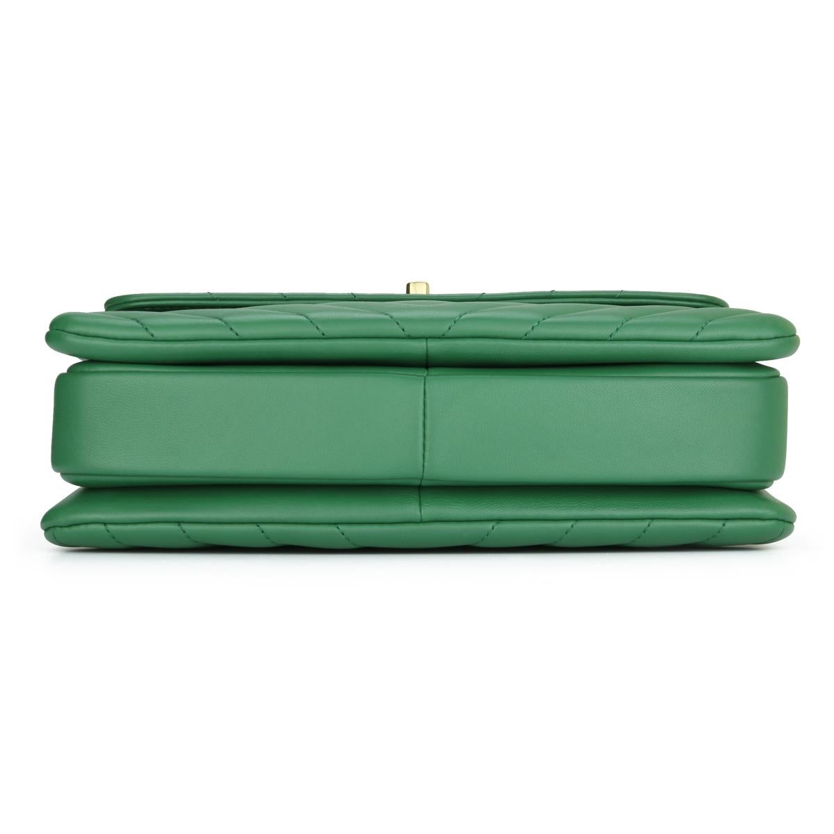CHANEL Trendy CC Bag Small Chevron Green Lambskin Gold Hardware 2019 In Good Condition In Huddersfield, GB