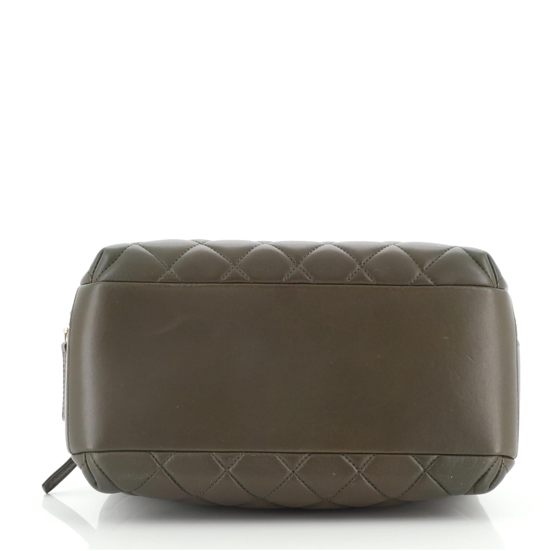 Chanel Trendy CC Bowlingtasche aus gestepptem Lammfell Medium im Zustand „Gut“ in NY, NY