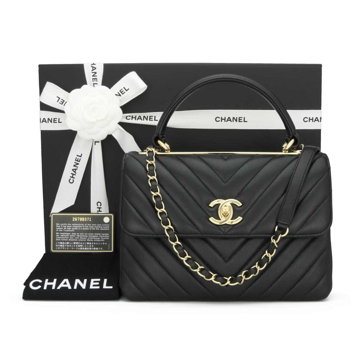 CHANEL Trendy CC Top Handle Chevron Bag Small Black Lambskin with Light Gold-Tone Hardware 2019 – 19C.

This stunning bag is in very good condition, the bag still holds its shape very well, and the hardware is still very shiny.

This top handle bag