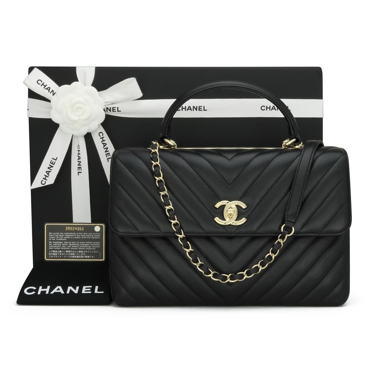 CHANEL Trendy CC Chevron Top Handle Bag Medium Black Lambskin with Light Gold-Tone Hardware 2018 – 18P.

This stunning bag is in very good condition. It still holds its original shape, and the hardware is very shiny. 

This top-handle bag is