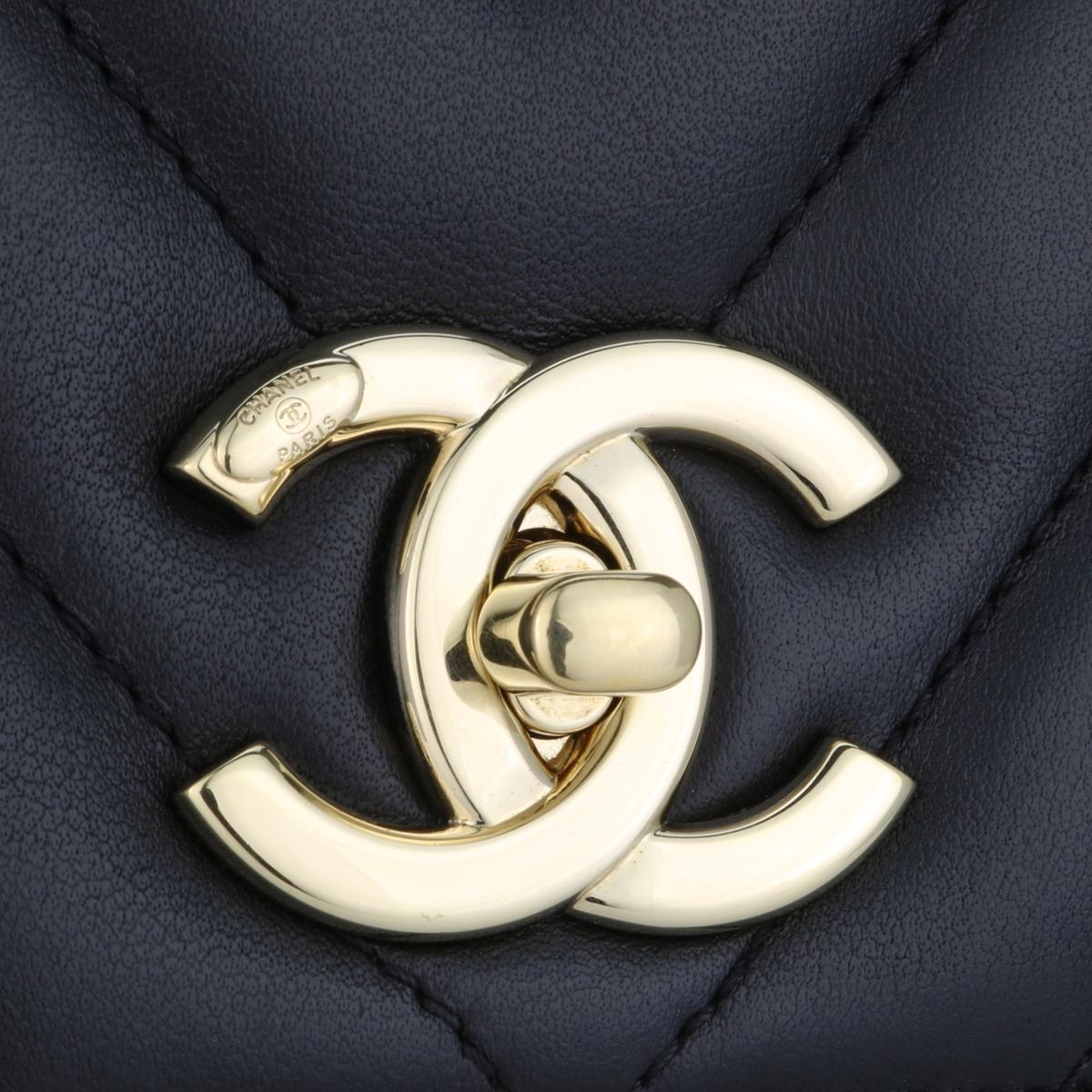 Women's or Men's CHANEL Trendy CC Chevron Top Handle Bag Medium Black Lambskin Gold Hardware 2018 For Sale