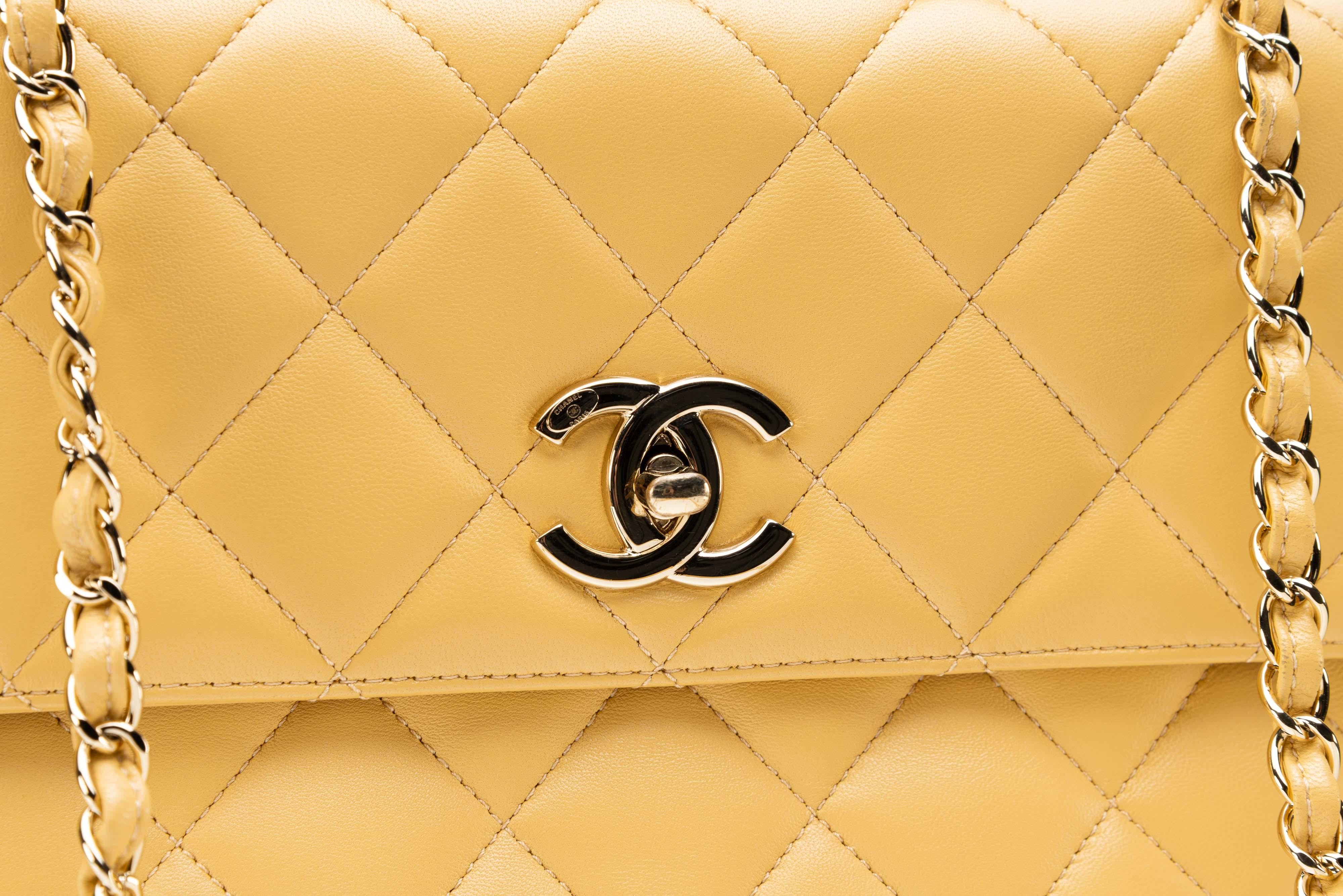Sac matelassé CC moyen Chanel tendance en cuir d'agneau avec détails dorés en vente 4