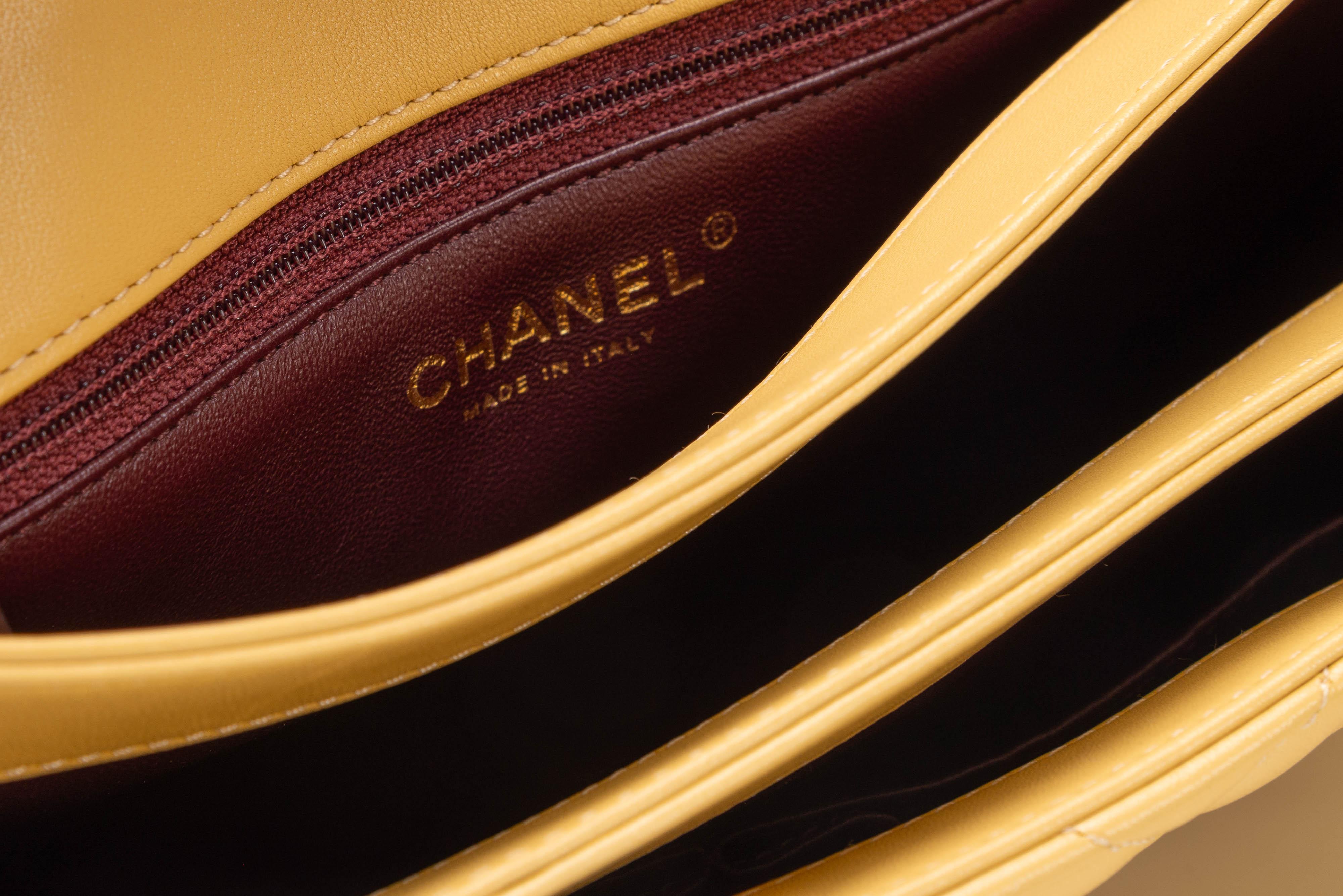 Sac matelassé CC moyen Chanel tendance en cuir d'agneau avec détails dorés en vente 6