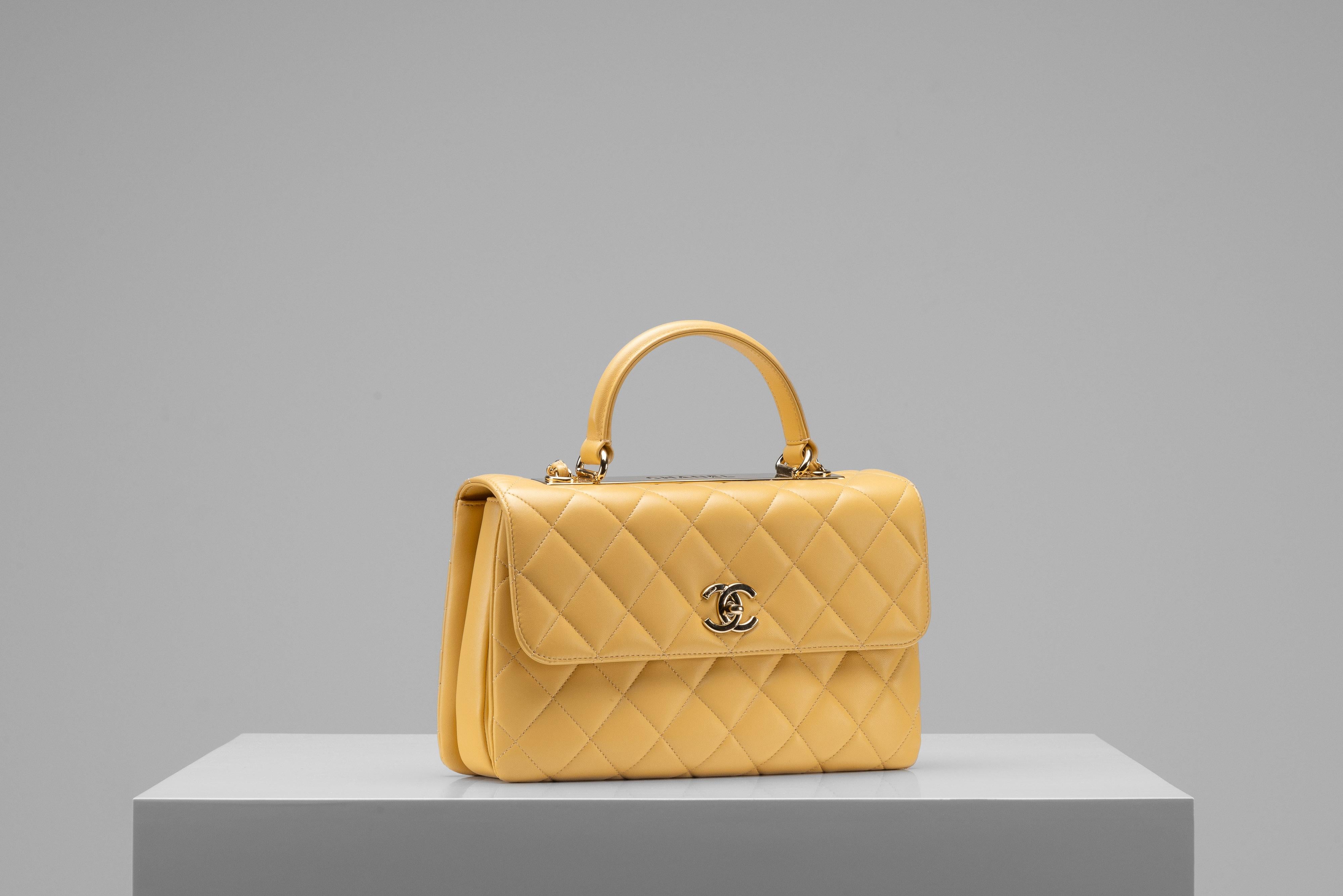 Women's or Men's Chanel Trendy CC Medium Quilted Bag Lambskin Gold Hardware For Sale