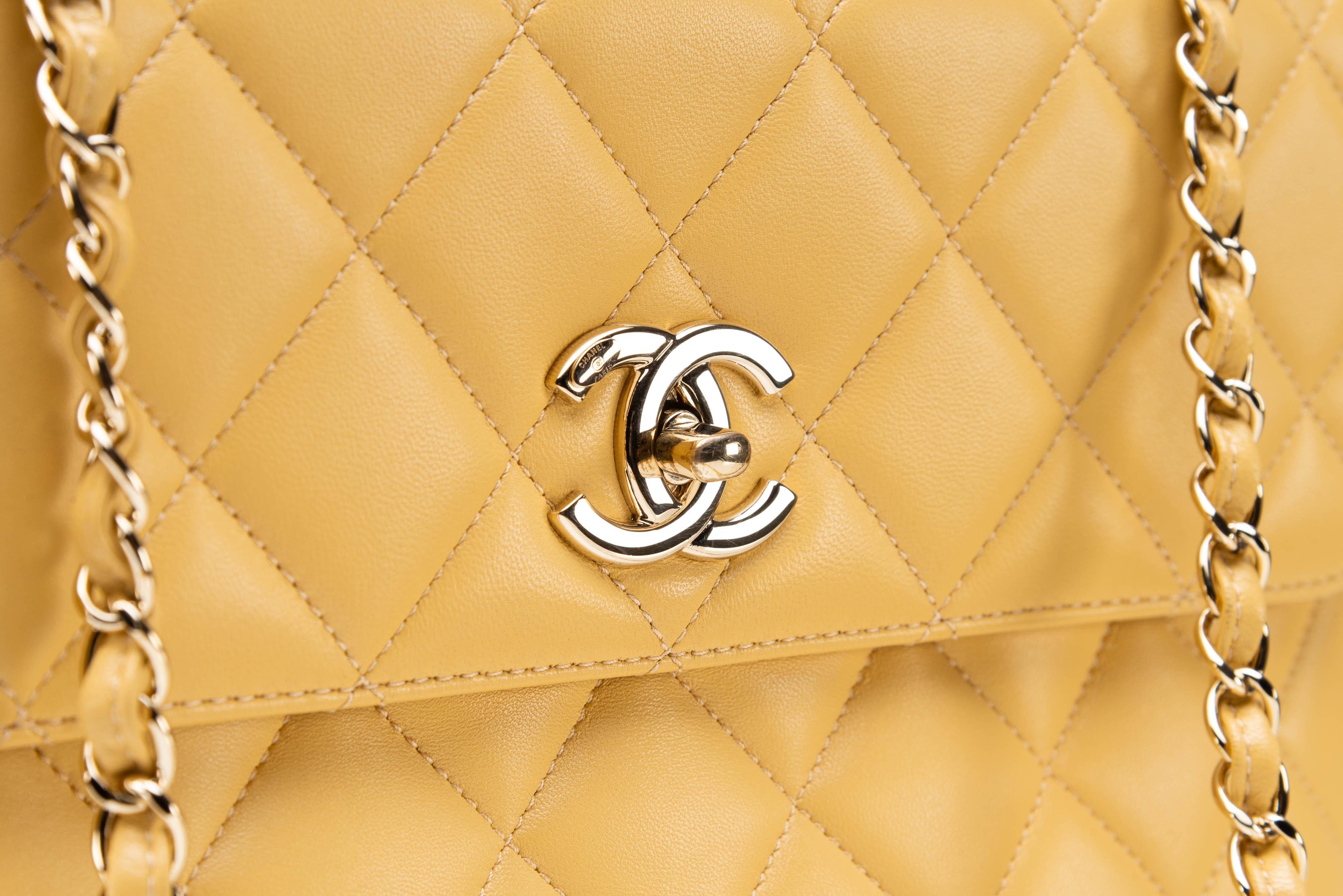 Sac matelassé CC moyen Chanel tendance en cuir d'agneau avec détails dorés en vente 1