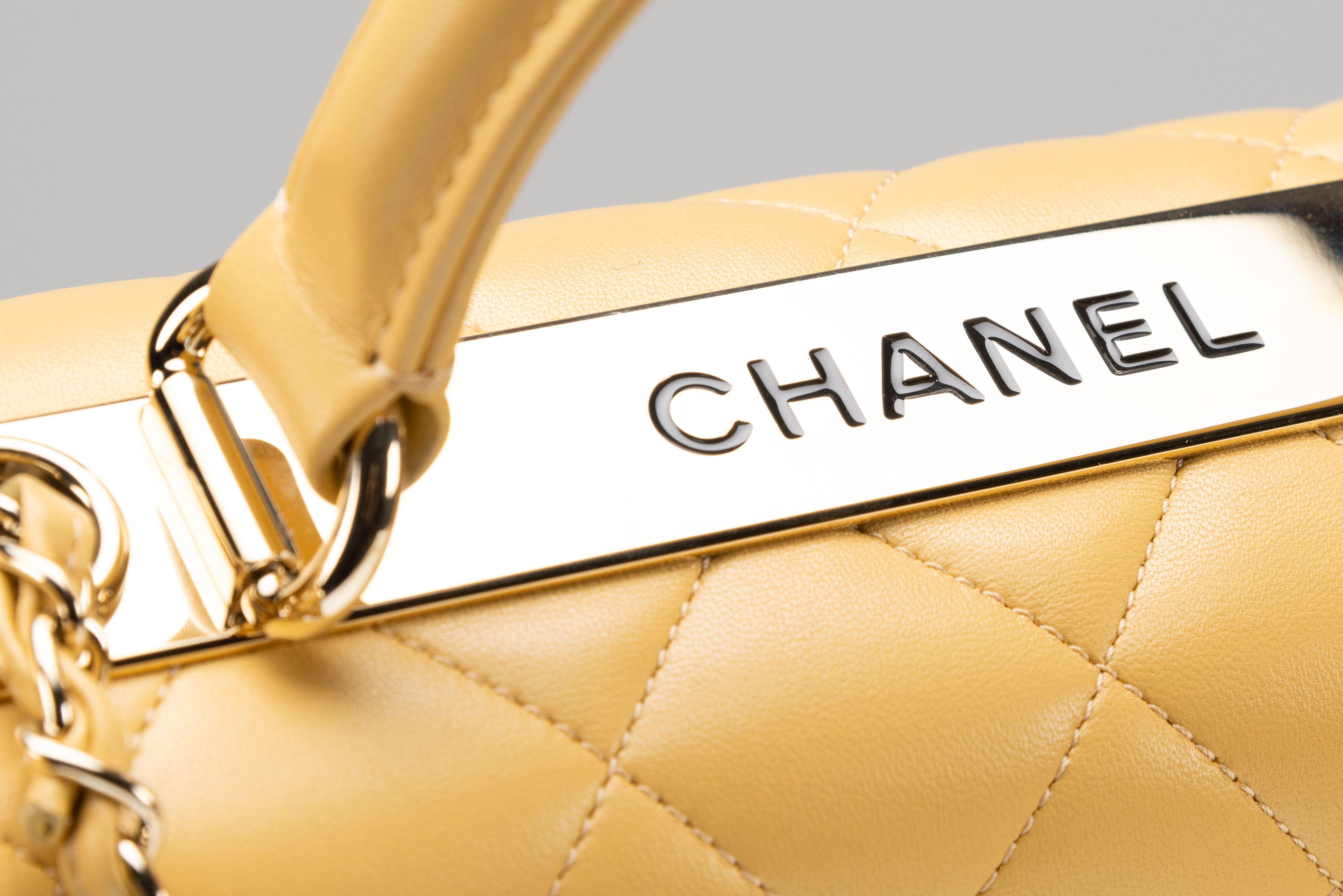 Sac matelassé CC moyen Chanel tendance en cuir d'agneau avec détails dorés en vente 2