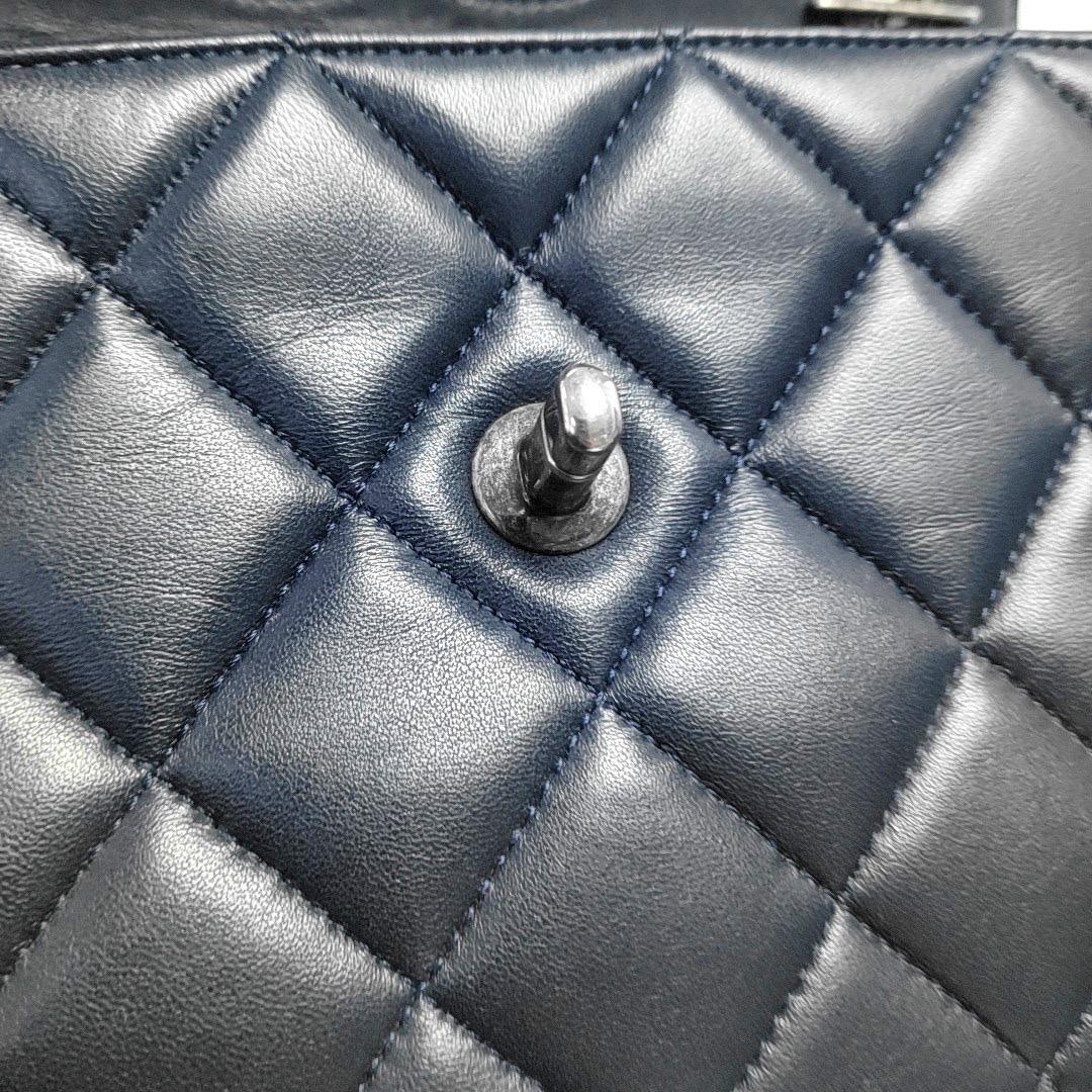 Chanel Trendy CC Small Navy Lambskin Leather Silver Hardware en vente 6
