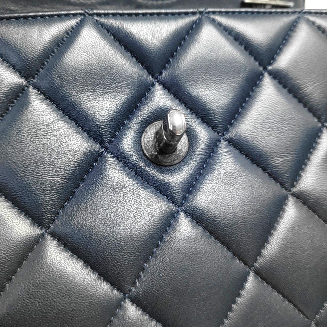 Chanel Trendy CC Small Navy Lambskin Leather Silver Hardware Bon état - En vente à AUBERVILLIERS, FR