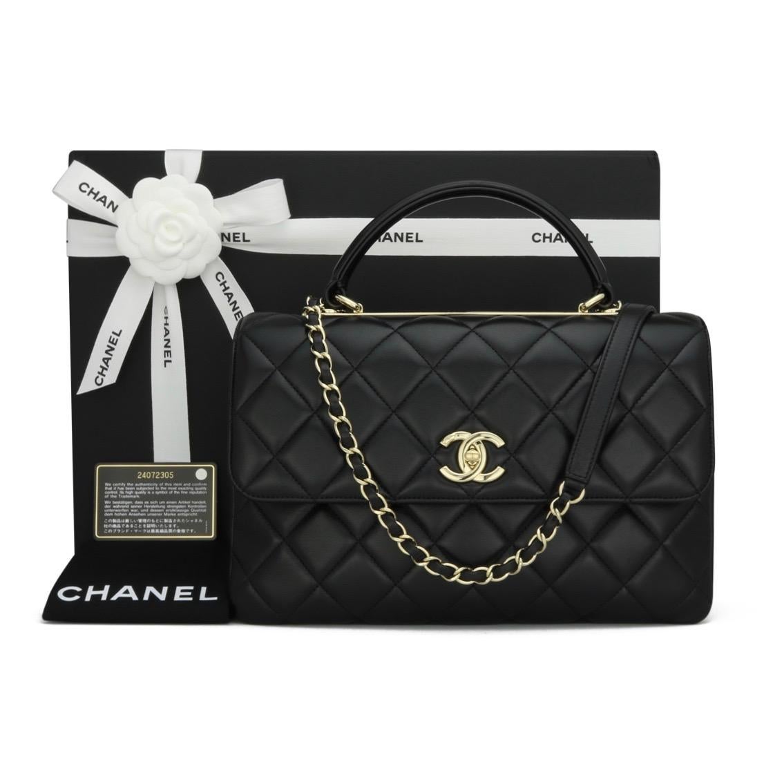 CHANEL Trendy CC Top Handle Bag Medium Black Lambskin with Light Gold-Tone Hardware 2017 - 17P.

This stunning bag is in very good condition. It still holds its original shape, and the hardware is very shiny.

This top-handle bag is simply gorgeous