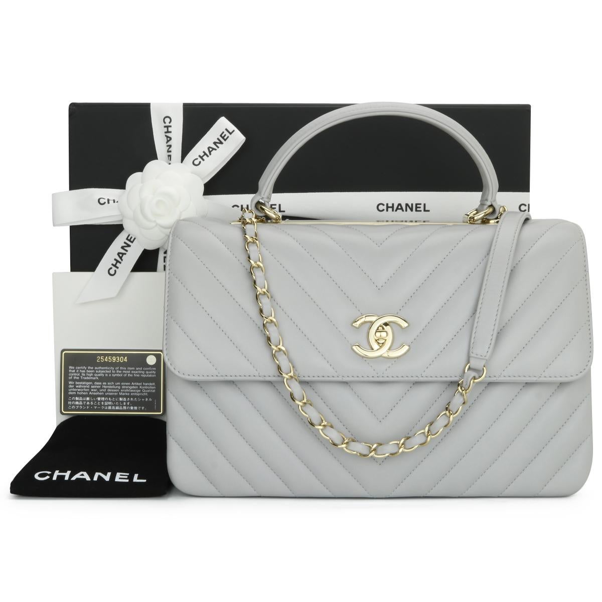 CHANEL Trendy CC Top Handle Bag Medium Grey Chevron Lambskin with Light Gold Hardware 2018.

This stunning bag is in never worn condition, the bag still holds its original shape, and the hardware is still very shiny. The leather smells fresh as if