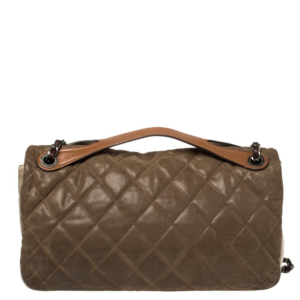 This casual and chic Castle Rock bag by Chanel makes a perfect everyday bag. Made from glazed nubuck and leather, this bag comes with an interweaved chain strap and a top handle. It features a front flap with interlocking 'CC' twist-lock closure and