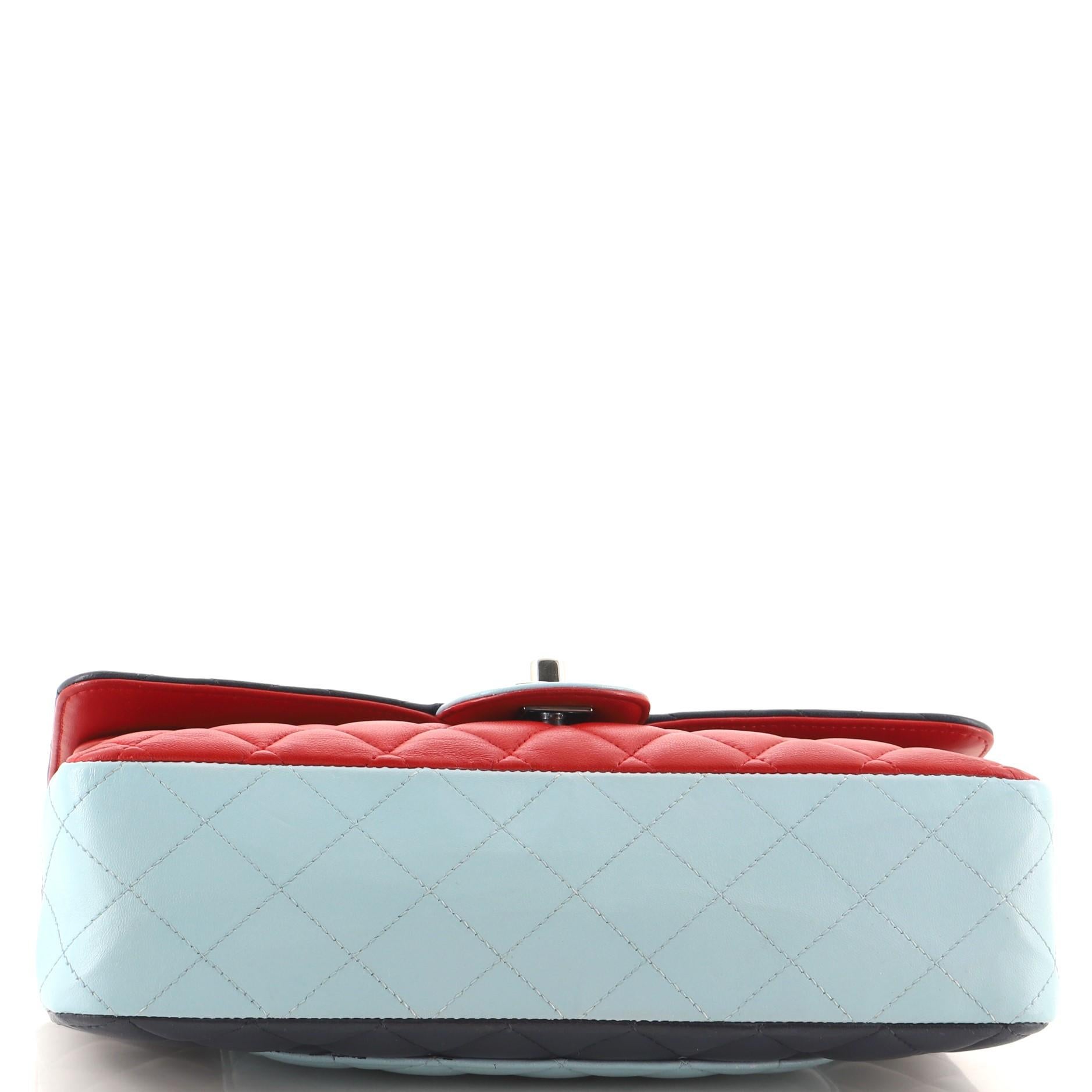 Chanel Tricolor Classic Double Flap Tasche aus gestepptem Lammfell Medium im Zustand „Relativ gut“ in NY, NY