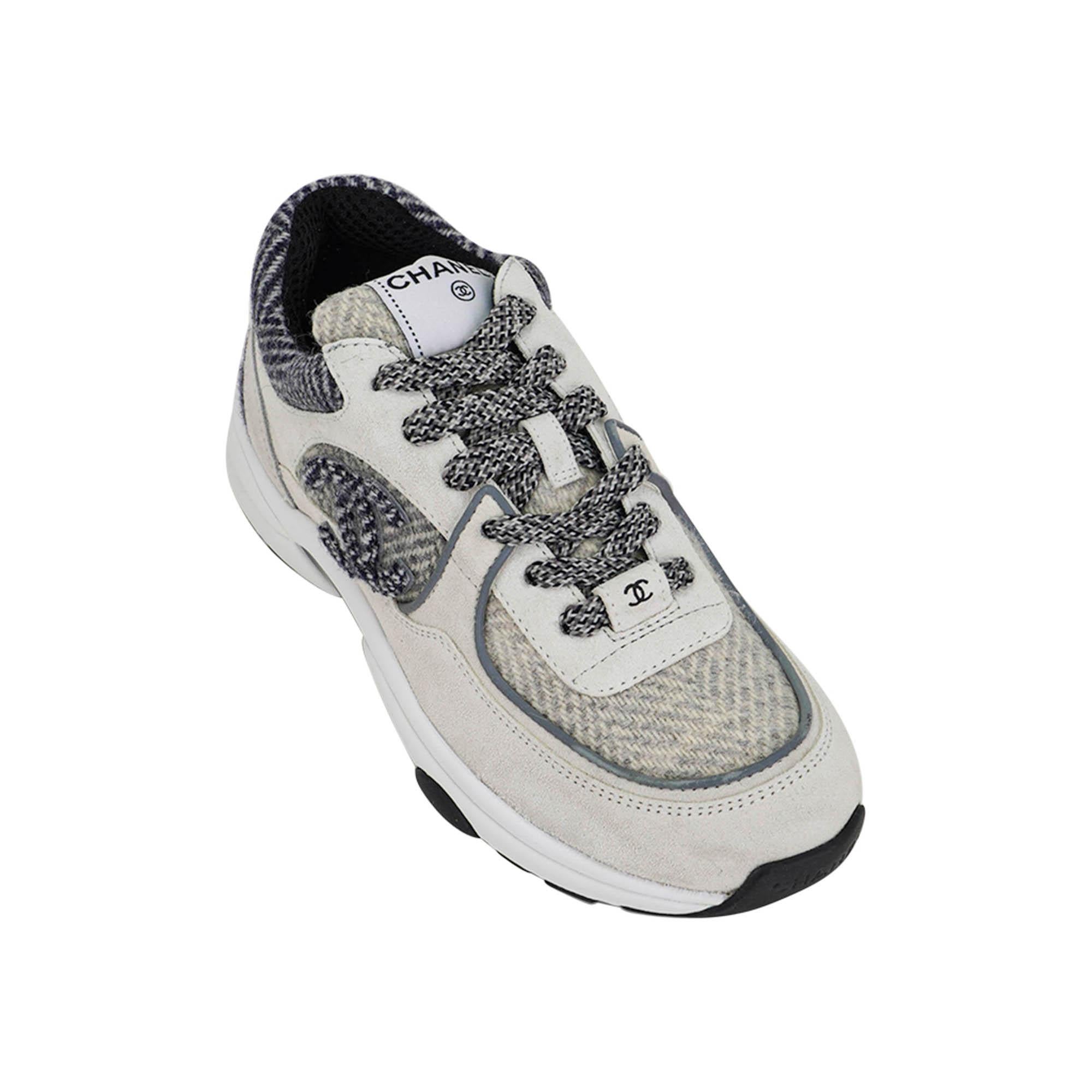 Mightychic bietet ein Paar Chanel Sneaker in den Farben Gray Tweed und Wildleder an.
Diese bequemen Sneaker werten jedes Freizeitoutfit auf.
Logo-Lasche auf der Oberseite des Schuhs.
Grauer Herringbone-Tweed-Stoff oben und um den Schuh