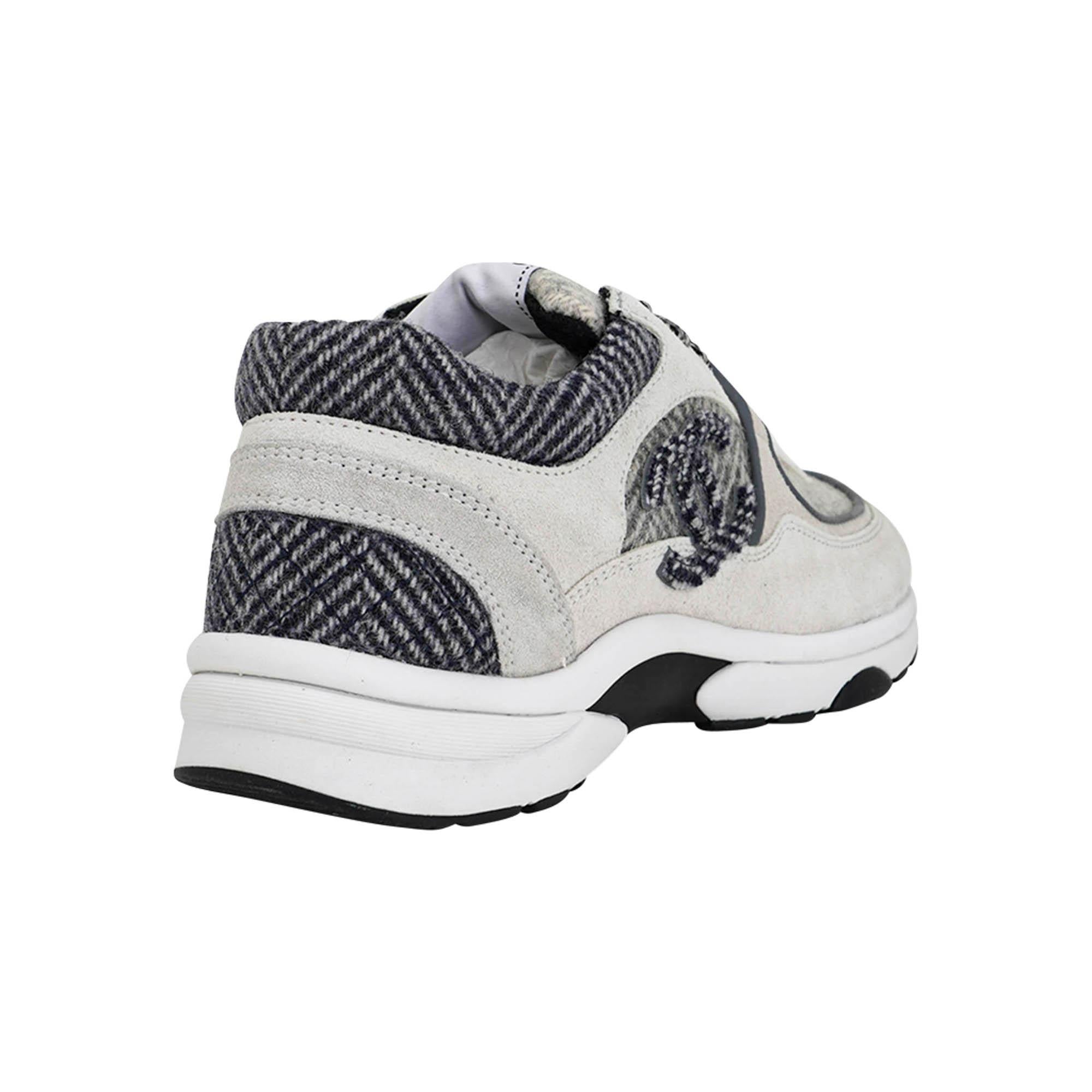 Chanel Tricolor Grau Tweed und Wildleder CC Low Top Turnschuhe 37.5 im Zustand „Neu“ im Angebot in Miami, FL
