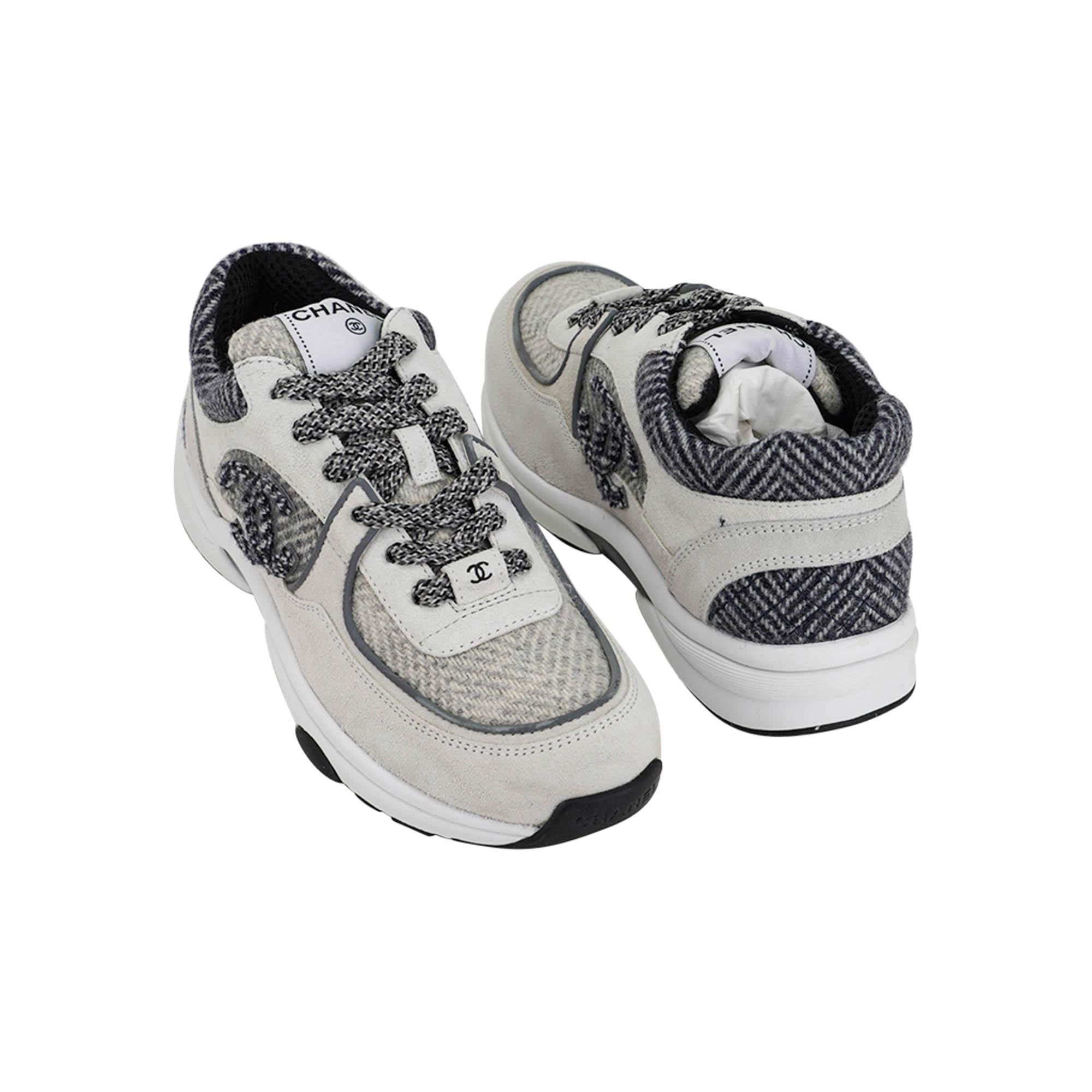 Chanel Tricolor Grau Tweed und Wildleder CC Low Top Turnschuhe 37.5 im Angebot 1