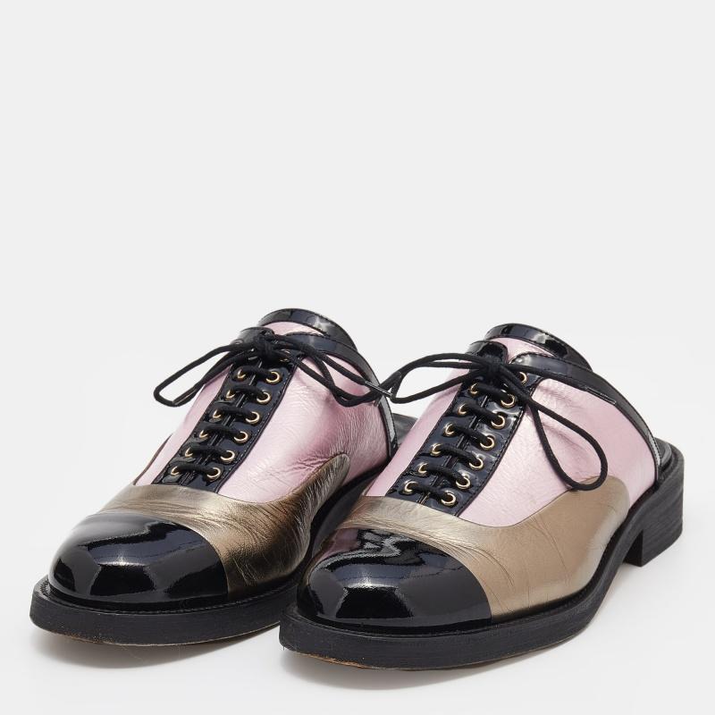 Designed purposely to deliver a high-fashion look, these Chanel mules are gorgeous! They come crafted from patent and foil leather with laces on the uppers as well as the CC logo on the counters. For a modern take, you can wear the pair with casual