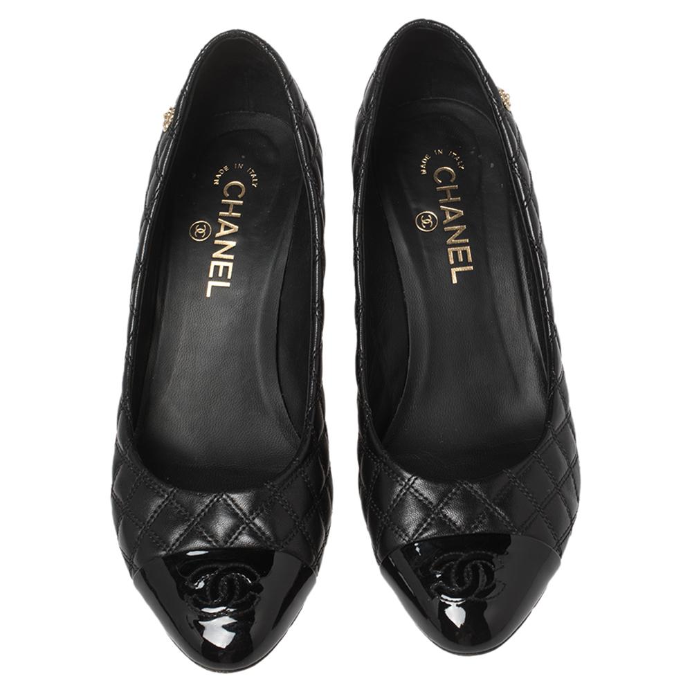 Chanel Tricolor Patent Leather and Leather Lace Up Slip On Mules Size 41 In Good Condition In Dubai, Al Qouz 2