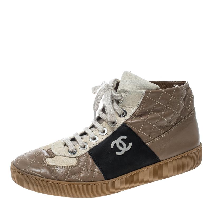These high top sneakers from Chanel are sure to make you the centre of attraction and win never ending compliments! They are crafted from leather and nubuck and feature the signature quilted pattern on the exterior. They flaunt round toes, lace-ups