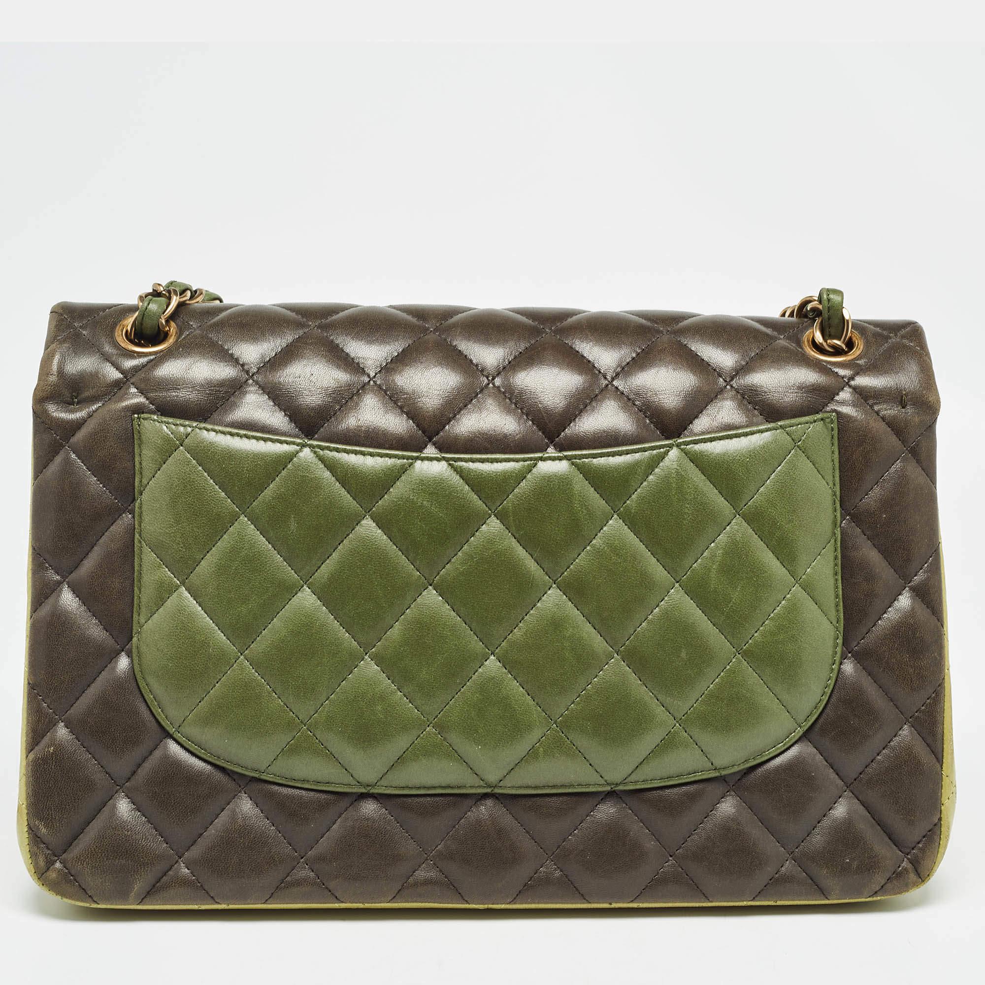 Chanel Dreifarbige gesteppte Jumbo Classic Double Flap Tasche aus Leder im Zustand „Relativ gut“ im Angebot in Dubai, Al Qouz 2