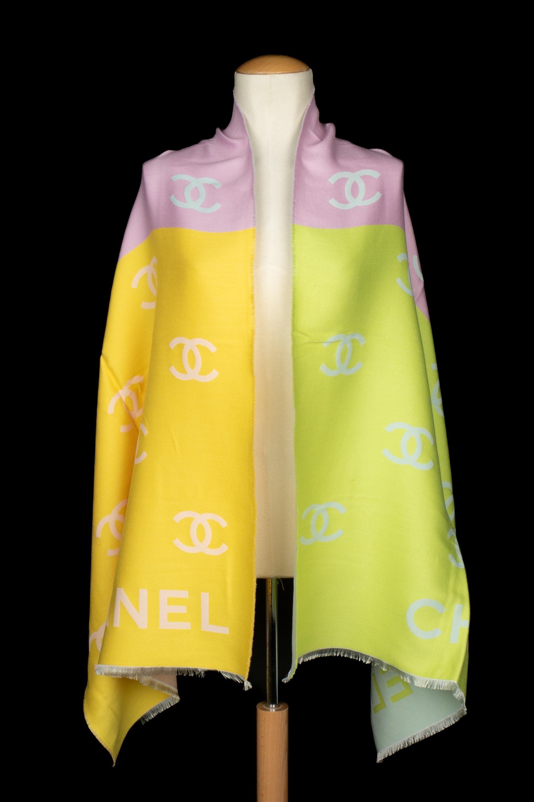 Chanel tricolor scarf in vendita