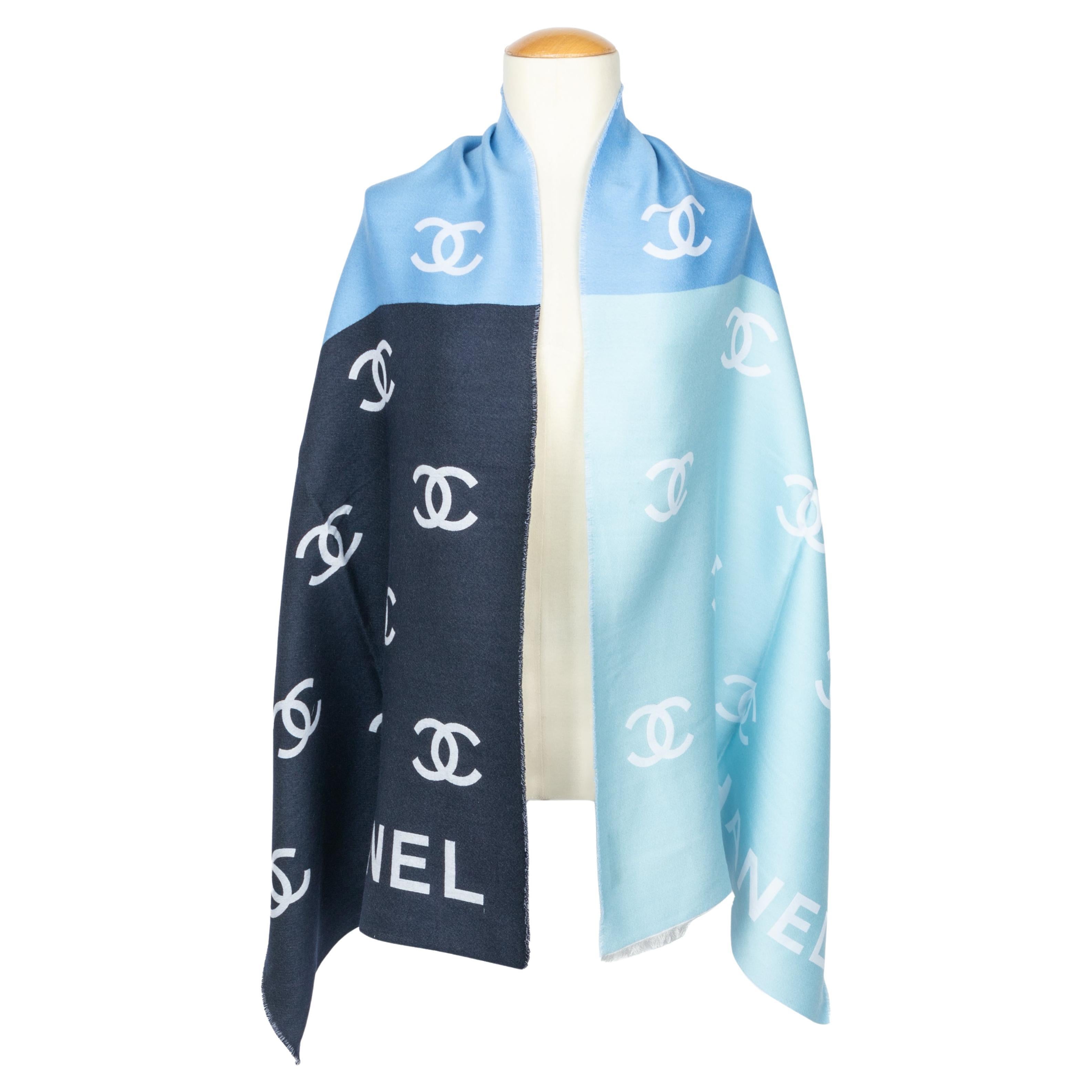 Chanel tricolor scarf im Angebot