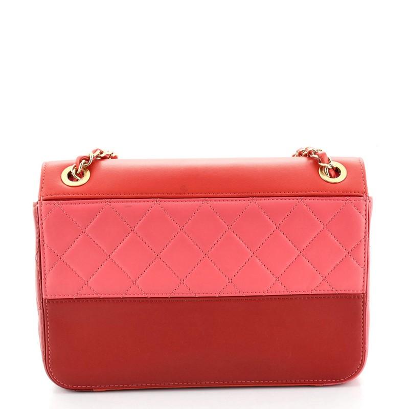 Chanel Tricolor Tasche mit einer Klappe aus gestepptem Lammfell im Zustand „Gut“ in NY, NY