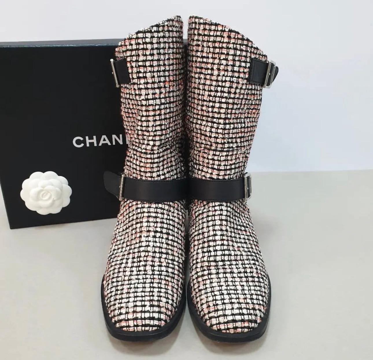 Vintage Chanel tweed boots in perfect condition, no visible signs of wear, no flaws on the exterior, the metal hardware is in perfect condition
The only signs of wear as seen in photos
Sz.38.5
No box, no dustbag 