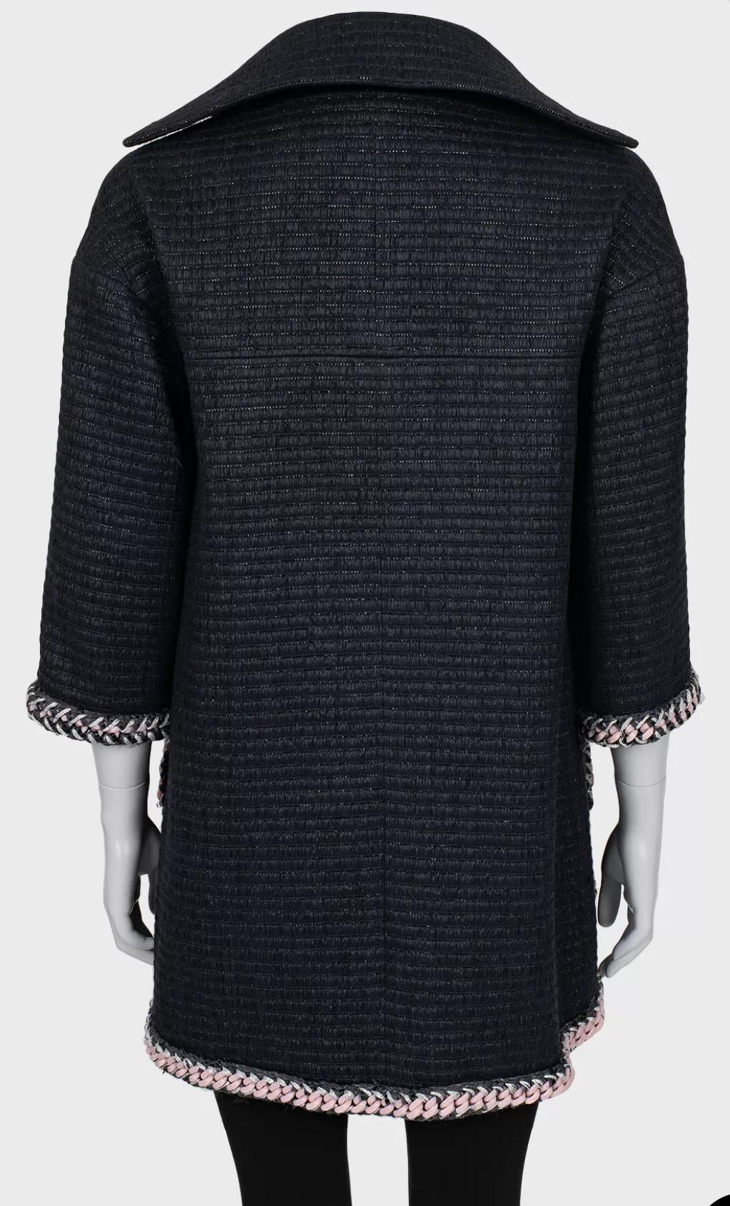 Questo cappotto con rifiniture Chanel è in ottime condizioni e pronto a far girare la testa! 

Caratteristiche:
- Taglia: 36
- Bottone con logo CC sul colletto
- Elegante vestibilità oversize
- Chiusura frontale con gancio per un look
