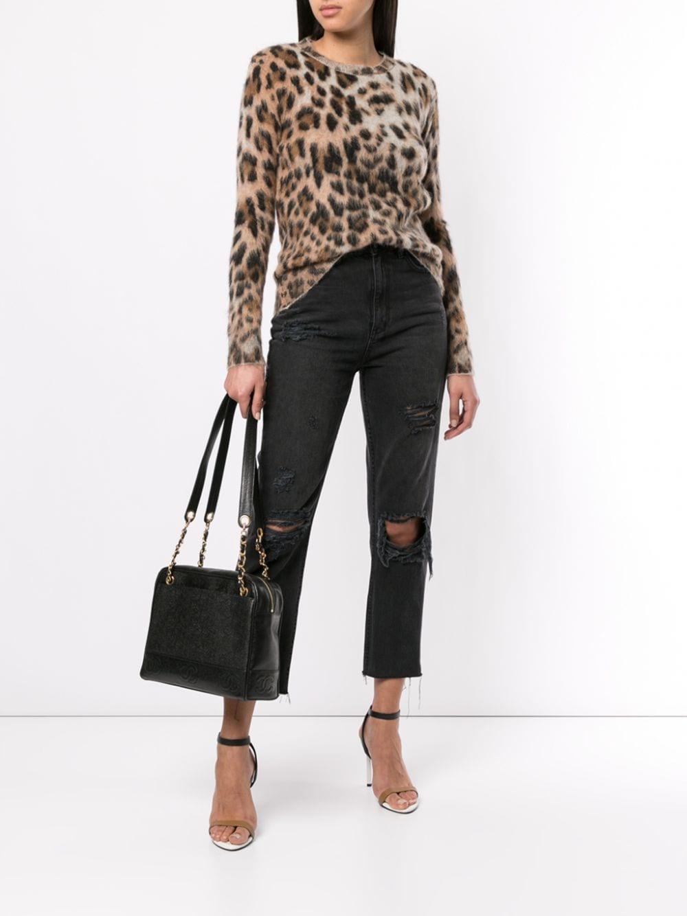 Chanel 1996 Vintage Black Caviar Triple CC Stitch by Stitch Tote Bag

Année : 1996 

Matériel doré

Ce superbe sac à bandoulière classique datant de 1996-1997 est réalisé en cuir de caviar luxueux. Le sac présente six logos Chanel CC matelassés à la