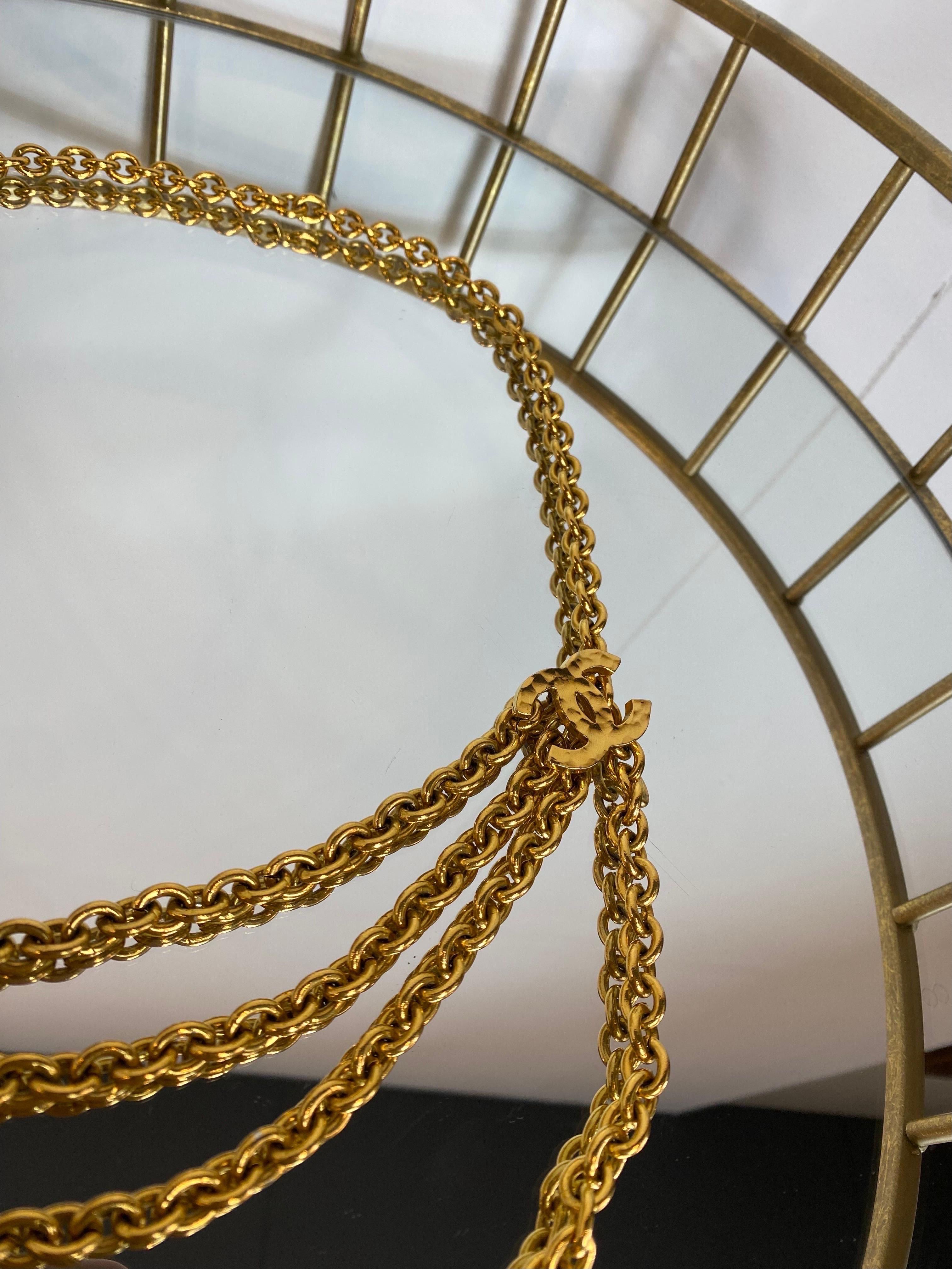Chanel triple chain belt.
Vintage 80s.
In gold-colored metal.
With CC Chanel detail.
Total length 92 cm
The closure is adjustable thanks to the hook.
It can also be used as a necklace.
Excellent general condition, very well kept. Shows minimal signs