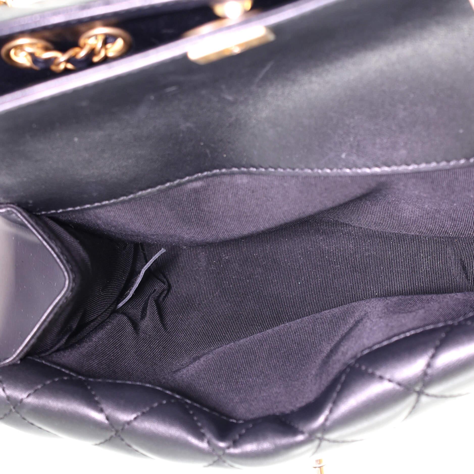 Chanel Borsa con tripla patta in pelle di vitello trapuntata piccola 1