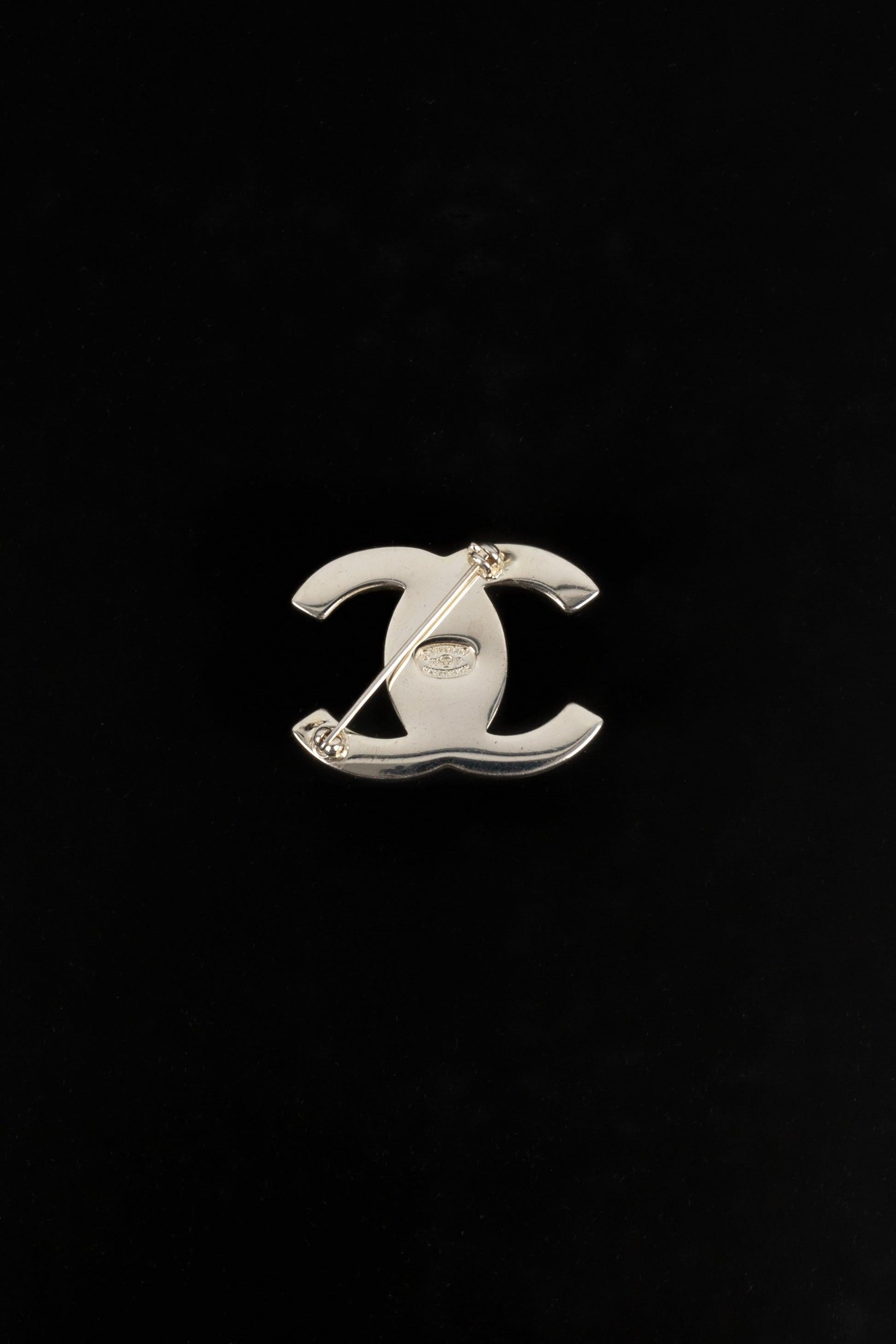Chanel - (Made in France) Silvery metal turn-lock brooch. 1996 Spring-Summer Collection.

Additional information:
Condition: Very good condition
Dimensions: Height: 2.8 cm
Period: 20th Century

Seller Reference: BRB188

