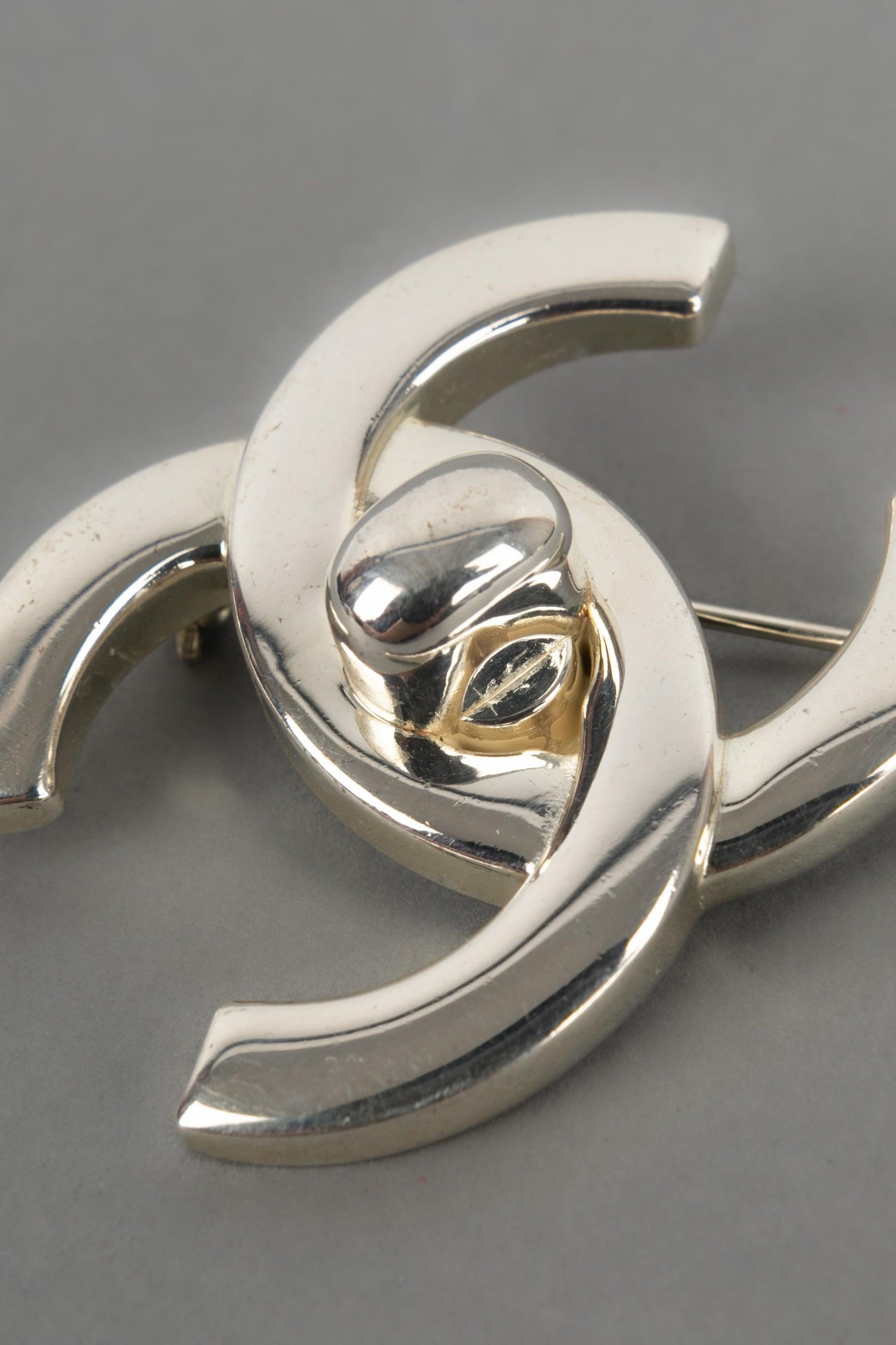 Chanel Turn-Lock Brooch in Silvery Metal, 1996 In Excellent Condition In SAINT-OUEN-SUR-SEINE, FR