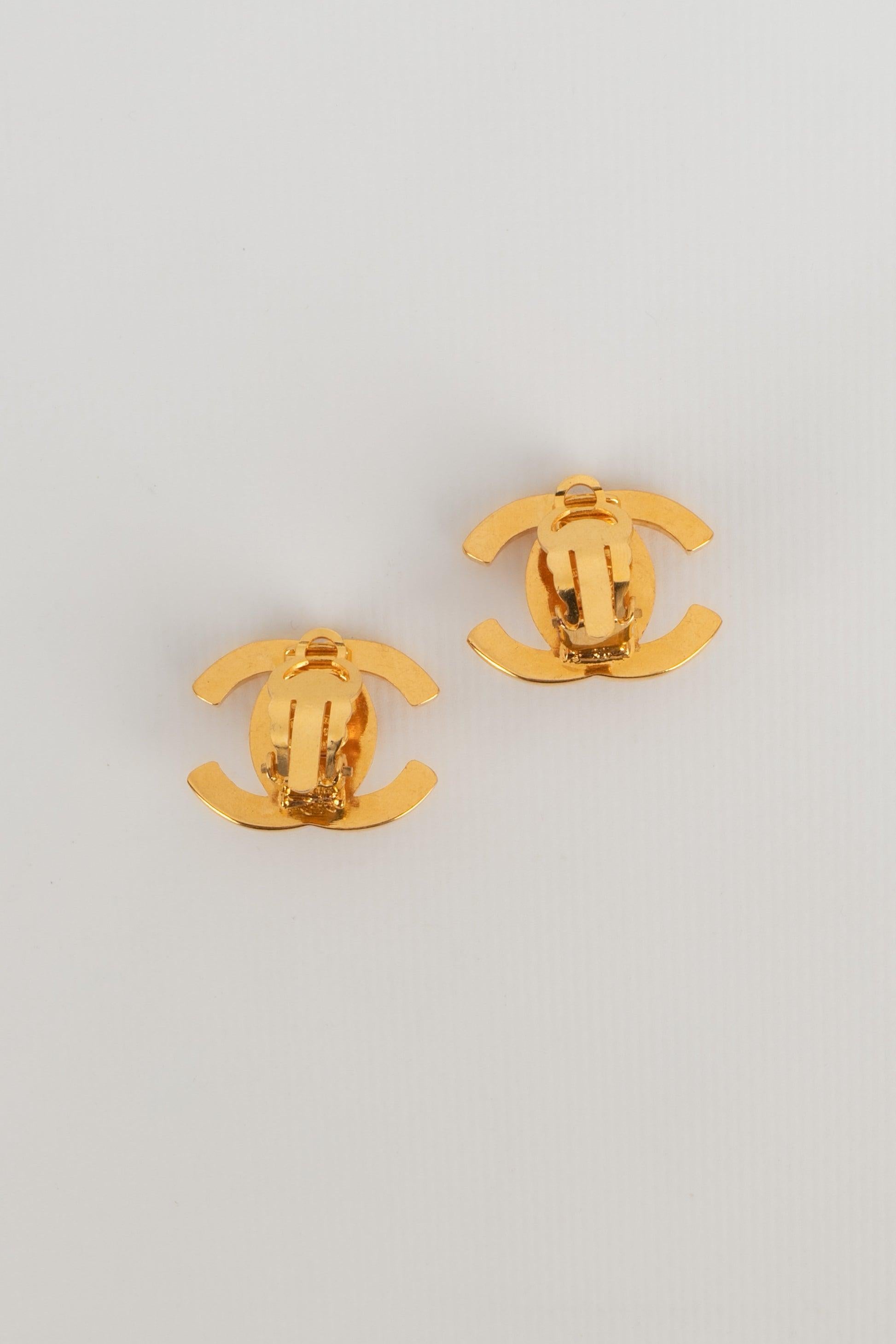 Chanel- (Made in France) Turn-lock design golden metal clip-on earrings. 1995 Fall-Winter Collection.

Additional information:
Condition: Very good condition
Dimensions: 2 cm x 2.6 cm
Period: 20th Century

Seller Reference: BOB22
