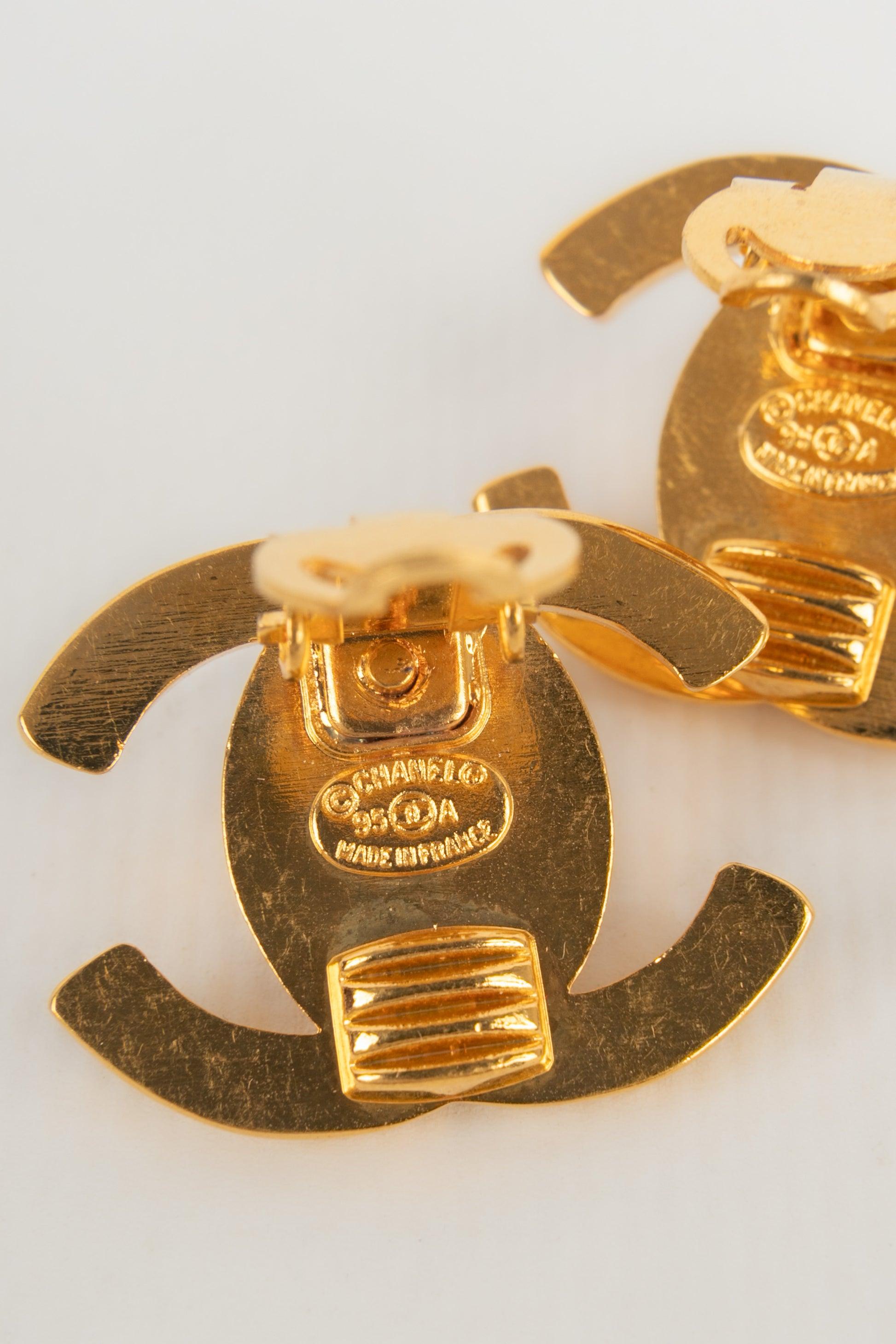 Chanel Turn-Lock Design Golden Metal Clip-on Earrings, 1995 In Excellent Condition In SAINT-OUEN-SUR-SEINE, FR