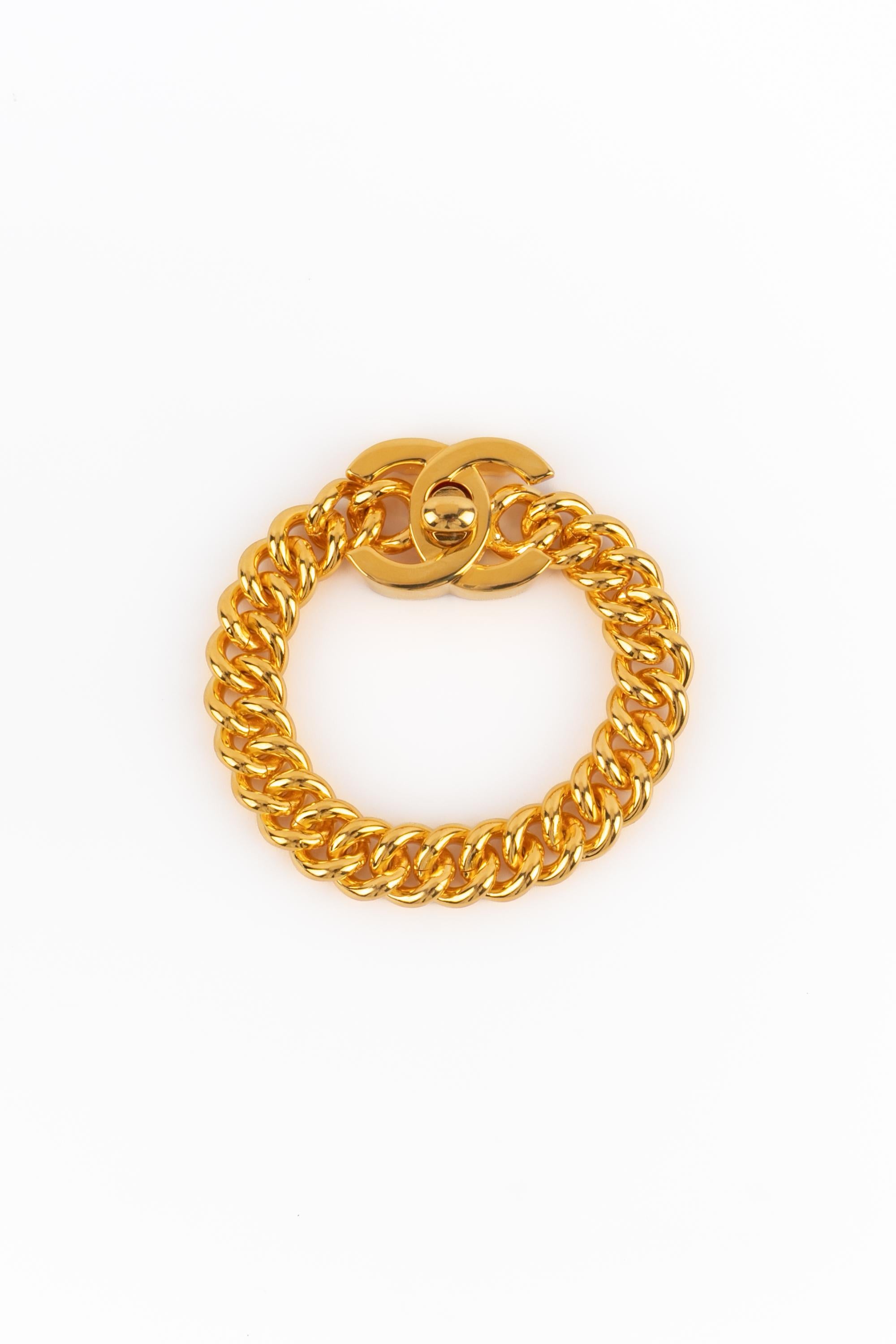 CHANEL - (Made in France) Pulsera de cierre giratorio de metal dorado. Colección Otoño-Invierno 1995 bajo la dirección artística de Karl Lagerfeld.

Estado:
Muy buen estado

Dimensiones:
Longitud: 20 cm

SKU:BRAB159


