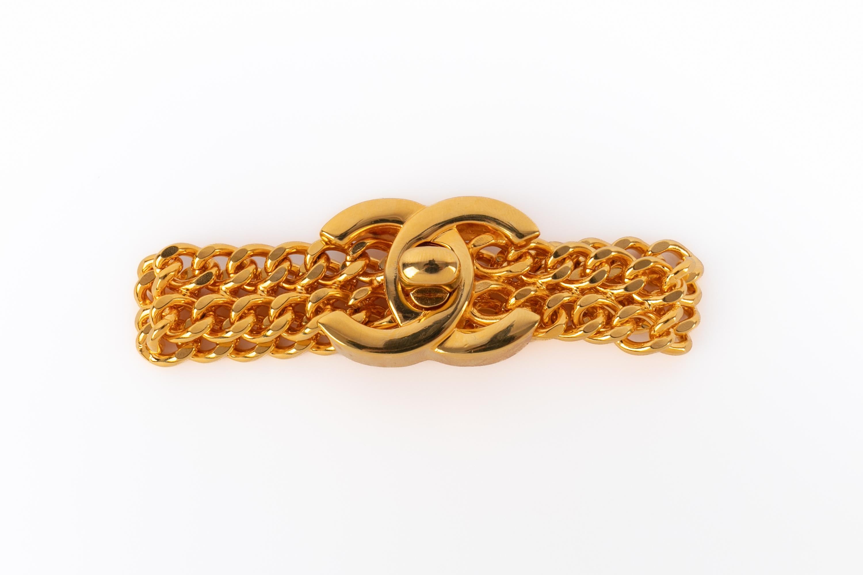 CHANEL - (Made in France) Pulsera de metal dorado, colección Turnlock. Colección Primavera-Verano 1997 bajo la dirección artística de Karl Lagerfeld.

Estado:
Muy buen estado

Dimensiones:
Longitud: 18 cm

SKU:BRAB63