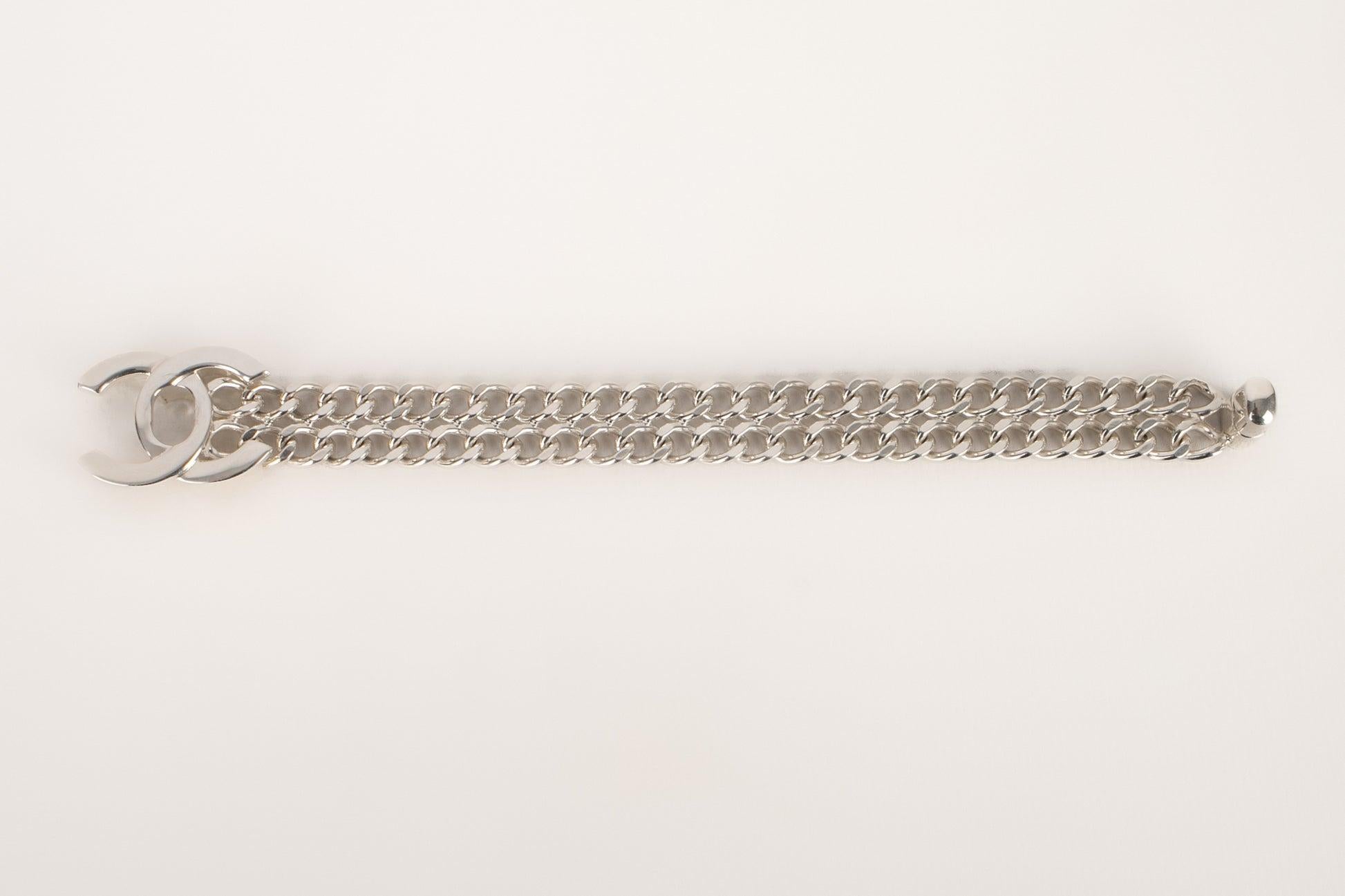 CHANEL - (Made in France) Turnlock bracelet with double silvery metal chain rows. 1997 Spring-Summer Collection.

Additional information:
Condition: Very good condition
Dimensions: Length: 18 cm

SKU:BRAB85