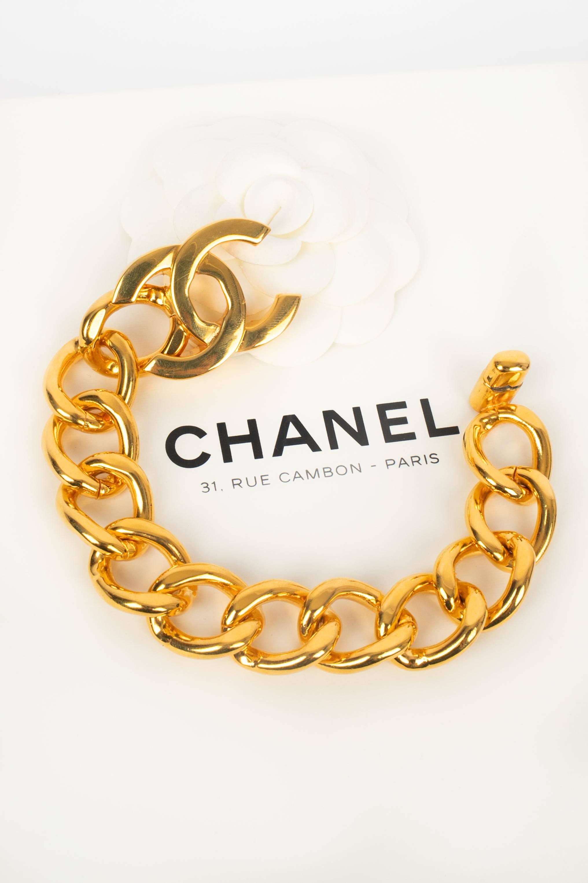 Chanel - (Made in France) Bracciale turnlock in metallo dorato. Collezione Autunno-Inverno 1995 sotto la direzione artistica di Karl Lagerfeld.

Condizioni:
Ottime condizioni

Dimensioni:
Lunghezza: 21 cm

SKU:BRAB51