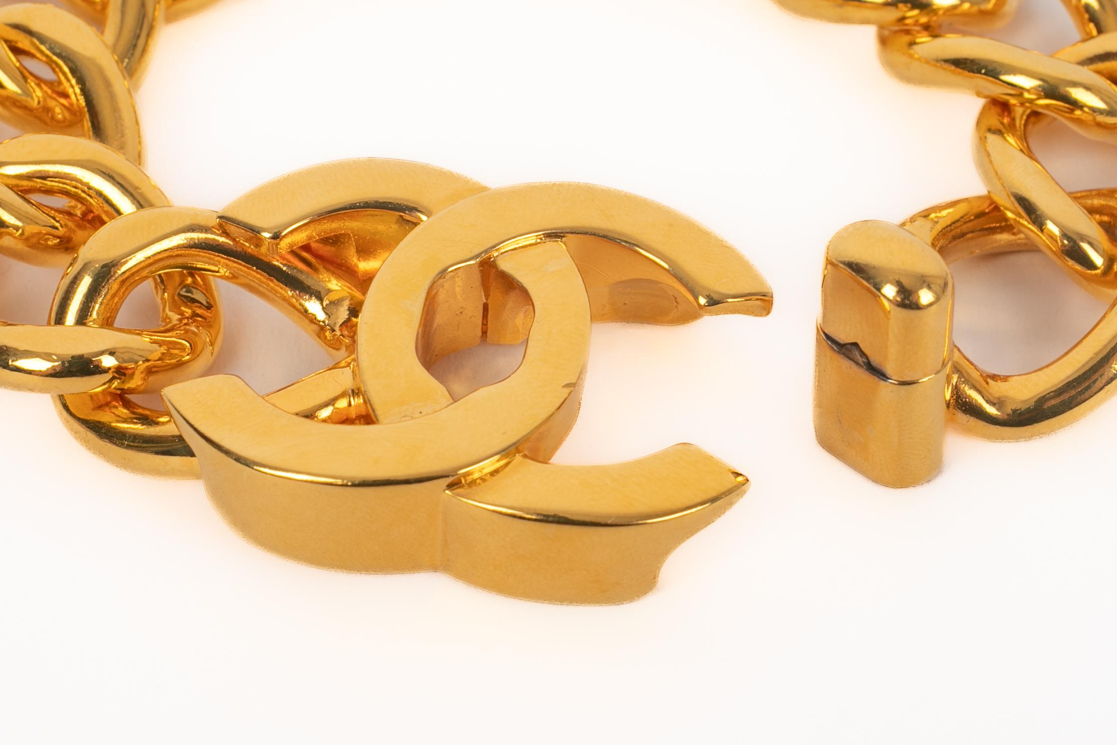 Donna Bracciale Chanel turnlock A. Winter 1995 in vendita