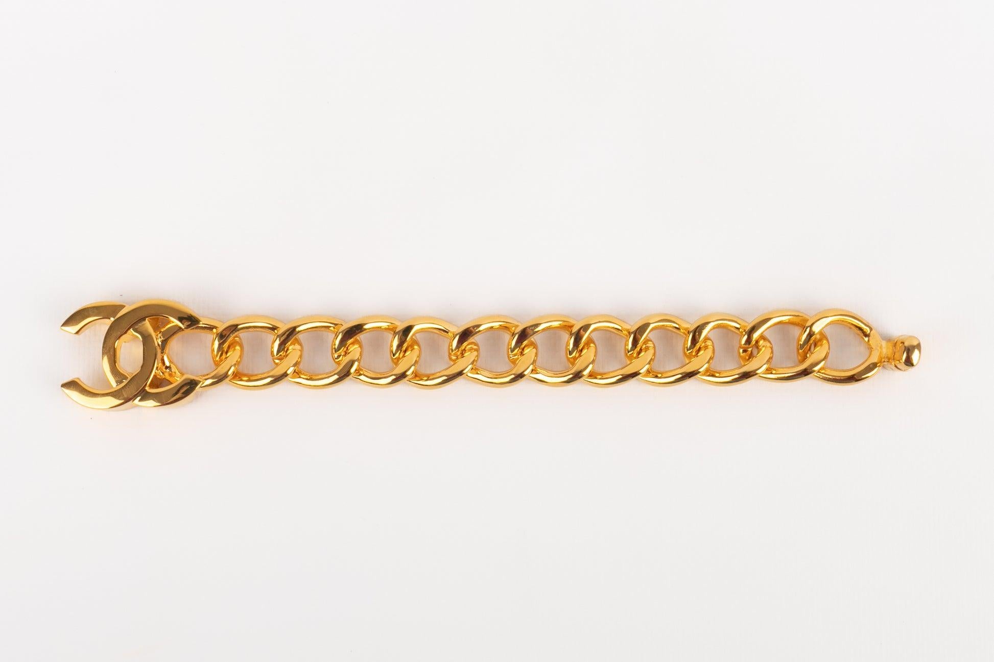 Chanel - (Made in France) Golden metal chain bracelet with large links and a turnlock fastener. 1995 Fall-Winter Collection.

Additional information:
Condition: Very good condition
Dimensions: Length: 20 cm
Period: 20th Century

Seller Reference: