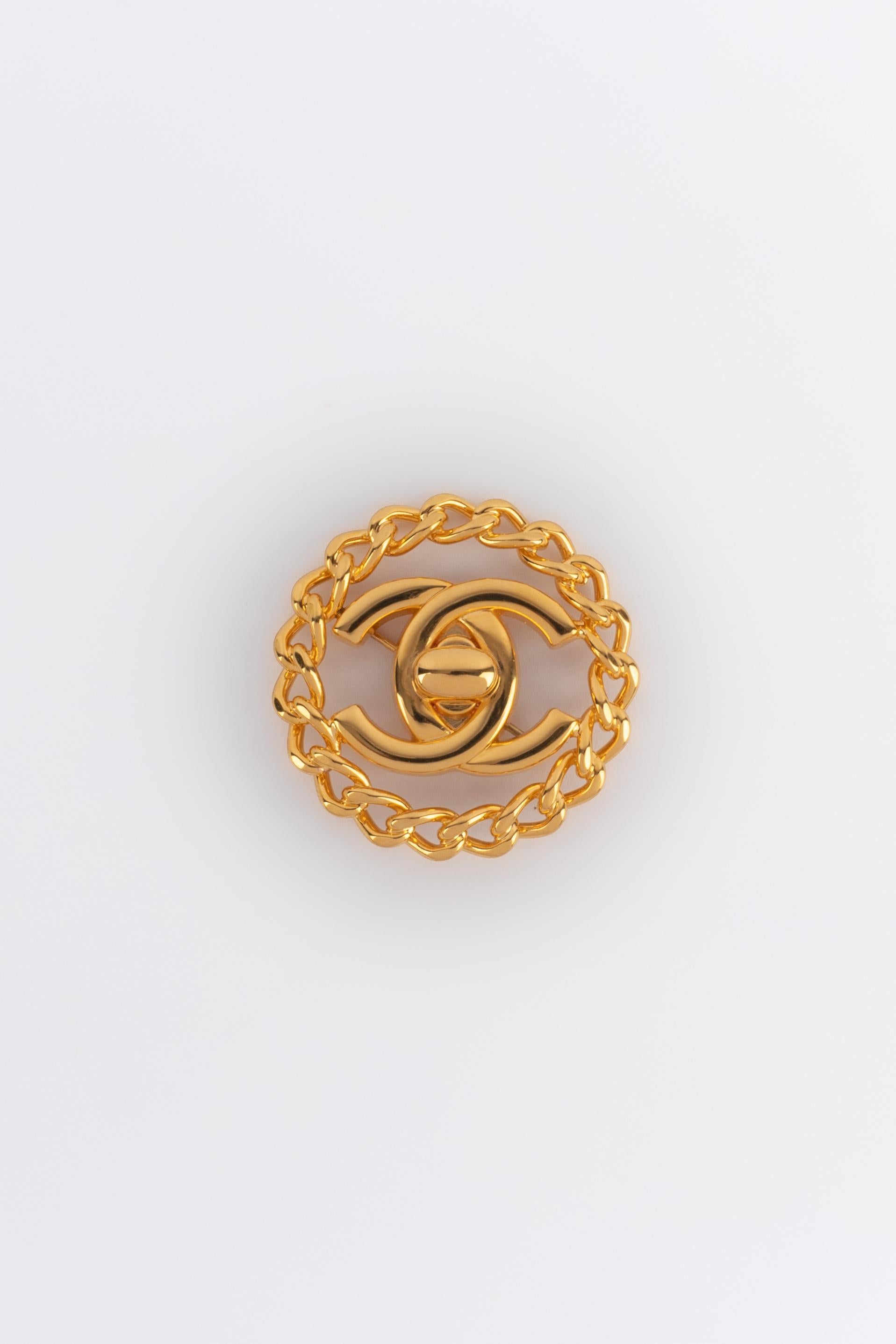 CHANEL - (Made in France) Golden metal turnlock-design brooch. 1997 Fall-Winter Collection under the artistic direction of Karl Lagerfeld.

Condition:
Very good condition

Dimensions:
Diameter: 4 cm

SKU:BRB99