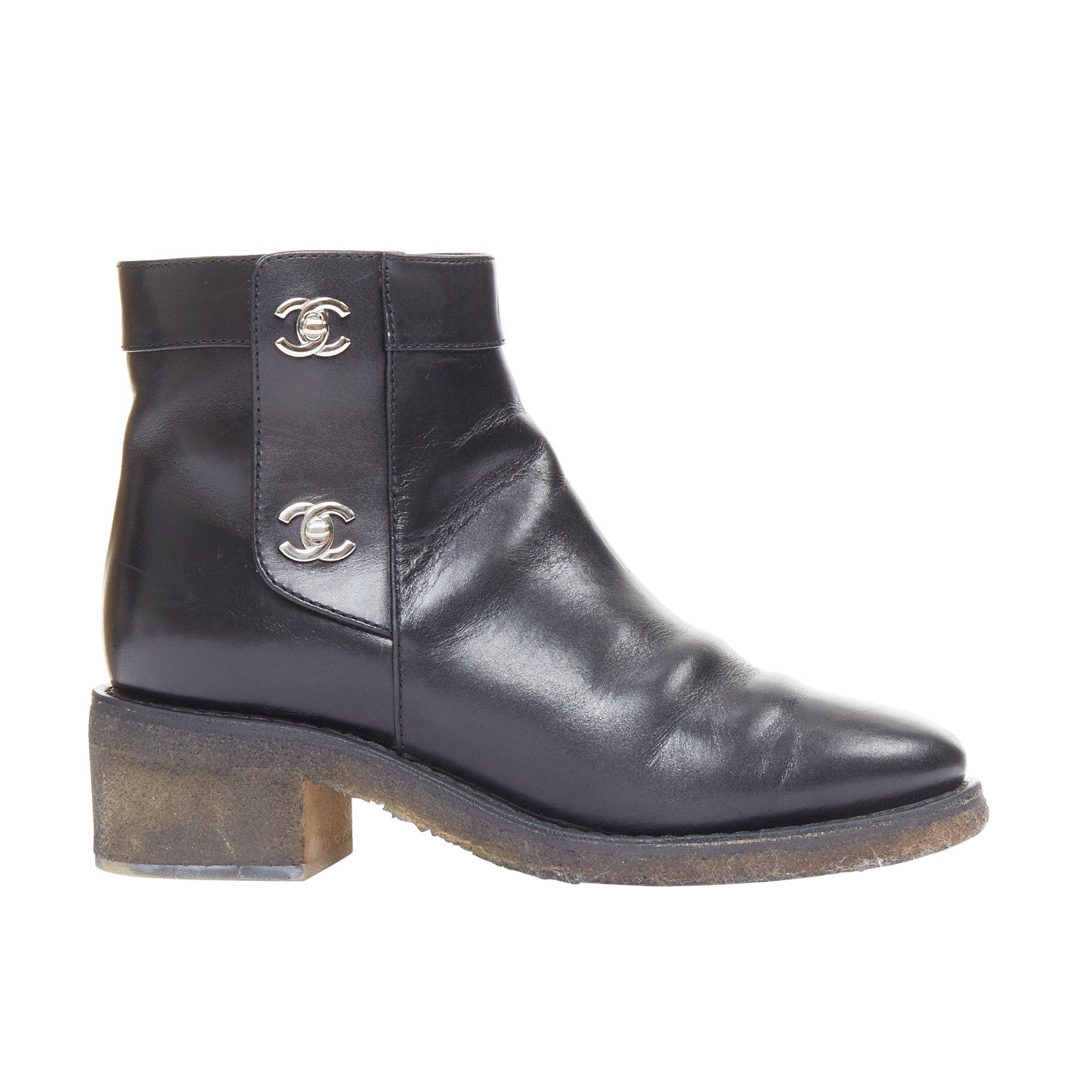 CHANEL Turnlock CC bottines en cuir noir, logo argenté, semelle en caoutchouc crêpé EU37 en vente