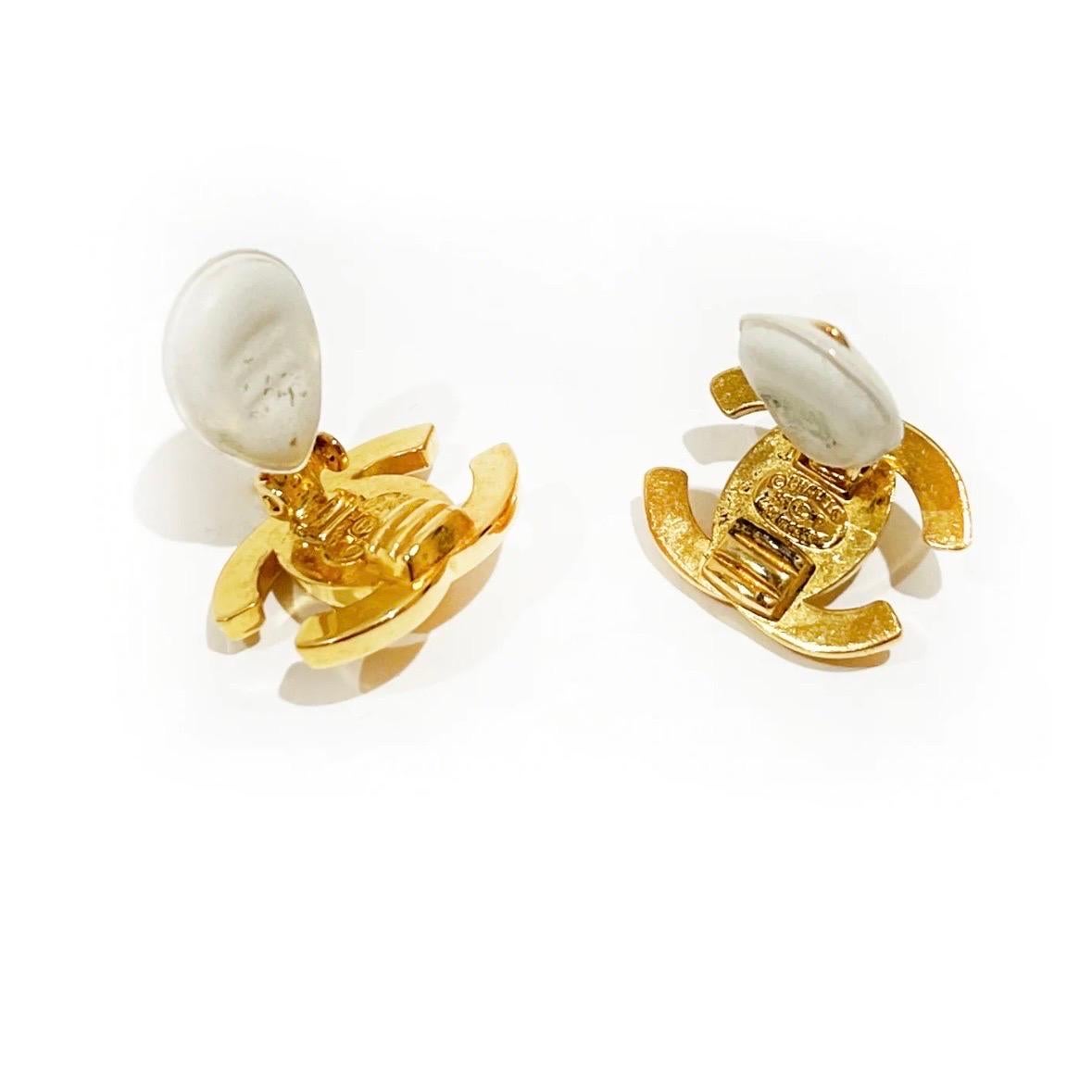 Classic CC earrings by Chanel
Fall 1997 Collection
Made in France
Gold plated
Turnlock CC logo
Clip-on
Condition: Excellent vintage condition. Zero signs of damage or wear.
Size/Measurements:
.75