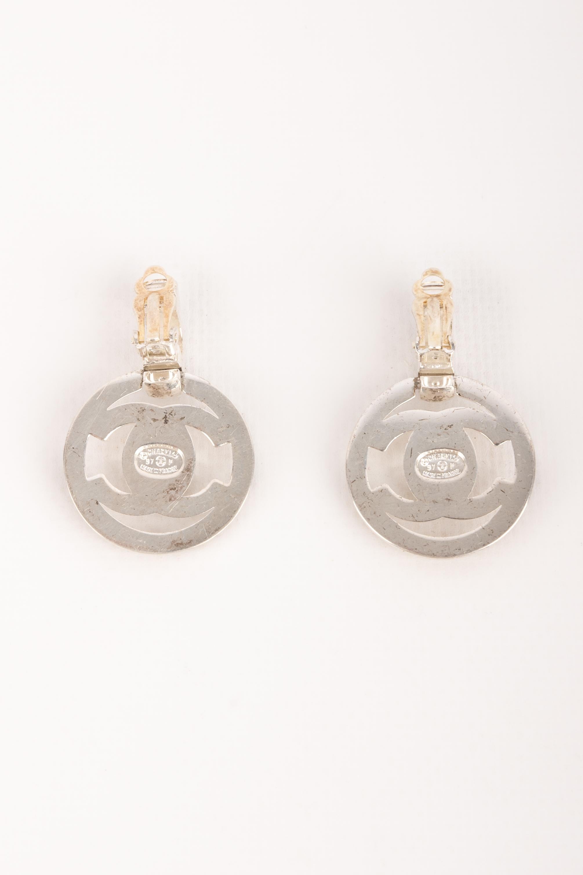 Donna Orecchini Chanel con chiusura a cerchio 1997 in vendita