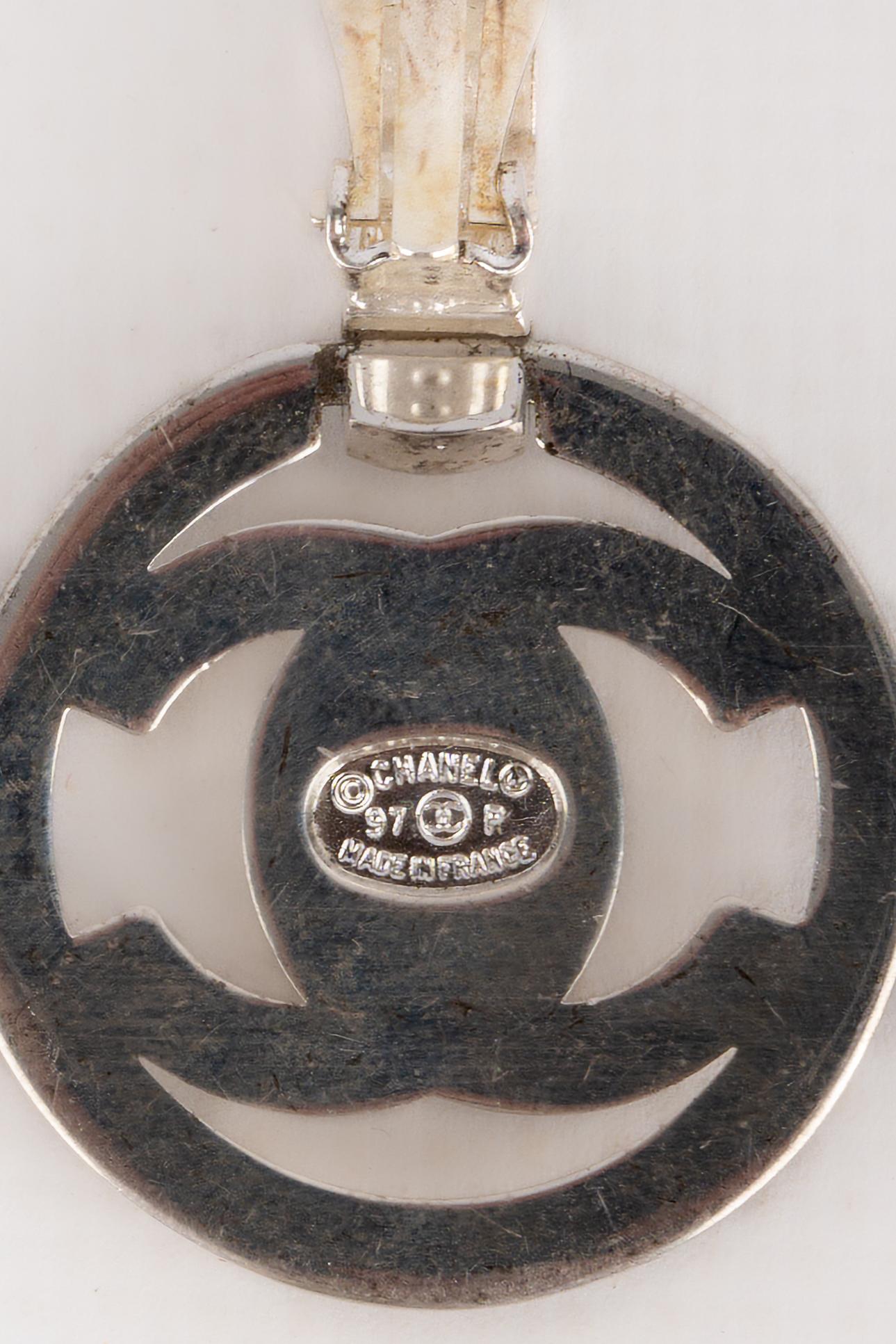Orecchini Chanel con chiusura a cerchio 1997 in vendita 3