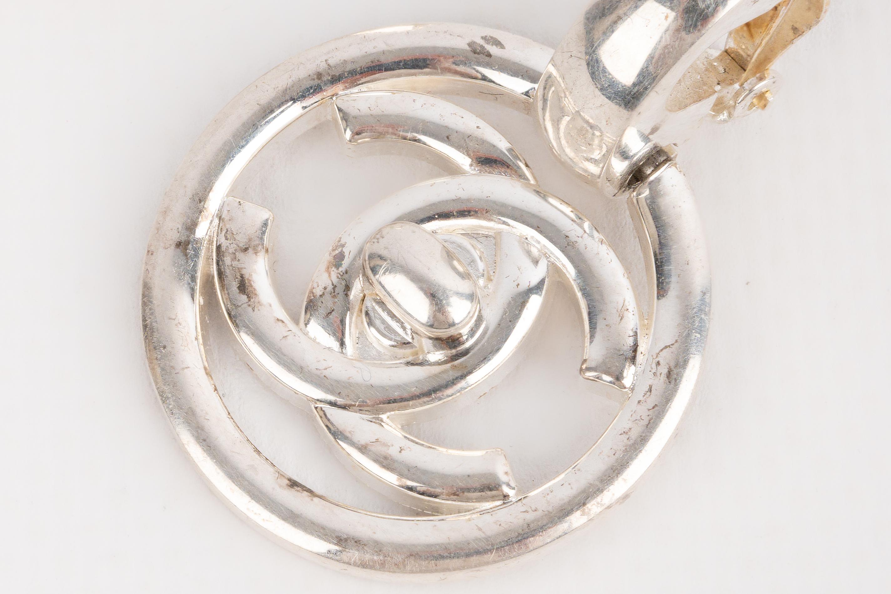 Orecchini Chanel con chiusura a cerchio 1997 in vendita 4