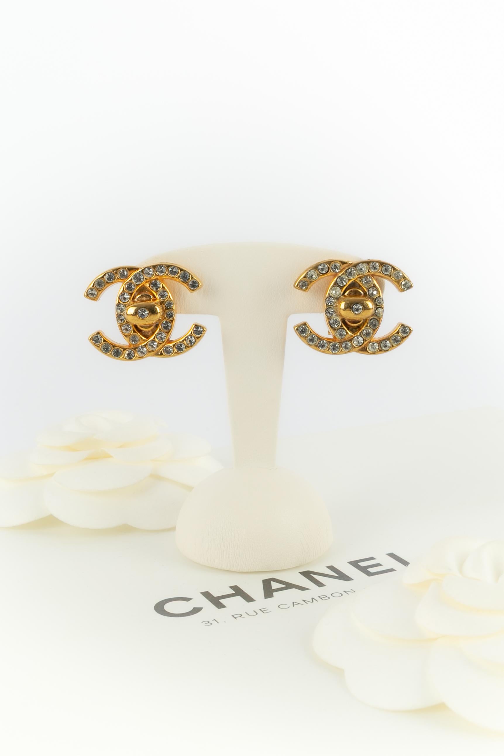 CHANEL - (Fabriqué en France) Boucles d'oreilles turnlock en métal doré ornées de strass. Collectional automne-hiver 1998 sous la direction artistique de Karl Lagerfeld.

Condit :
Très bon état.

Dimensions :
Hauteur : 2 cm

SKU:BOB42