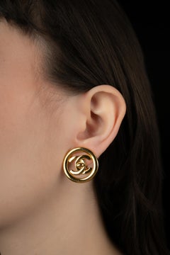 Pendientes «Turnlock» de Chanel, diseñados por Karl Lagerfeld, primavera-verano de 1997